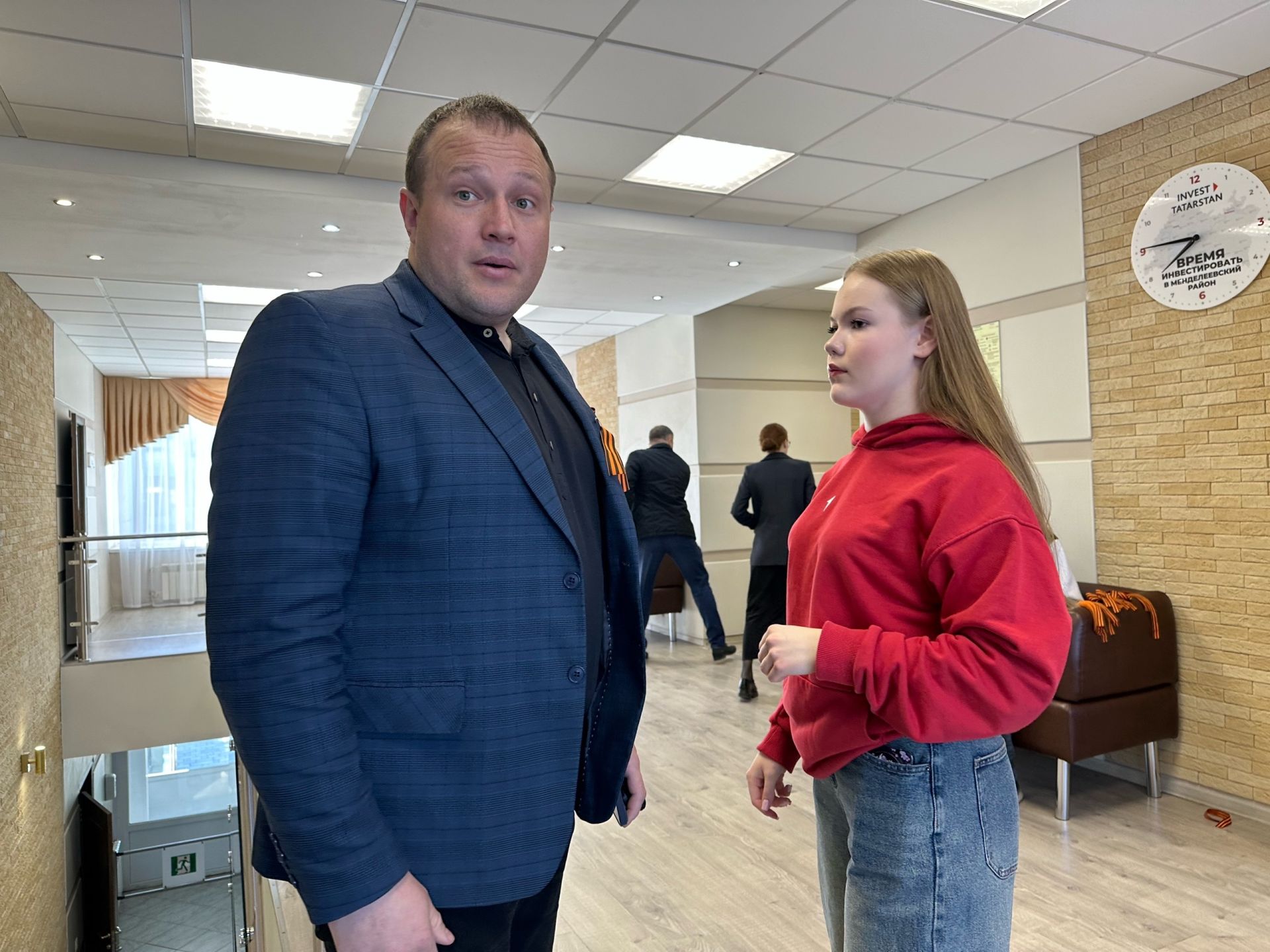 В Менделеевске деловой понедельник начался с патриотической акции