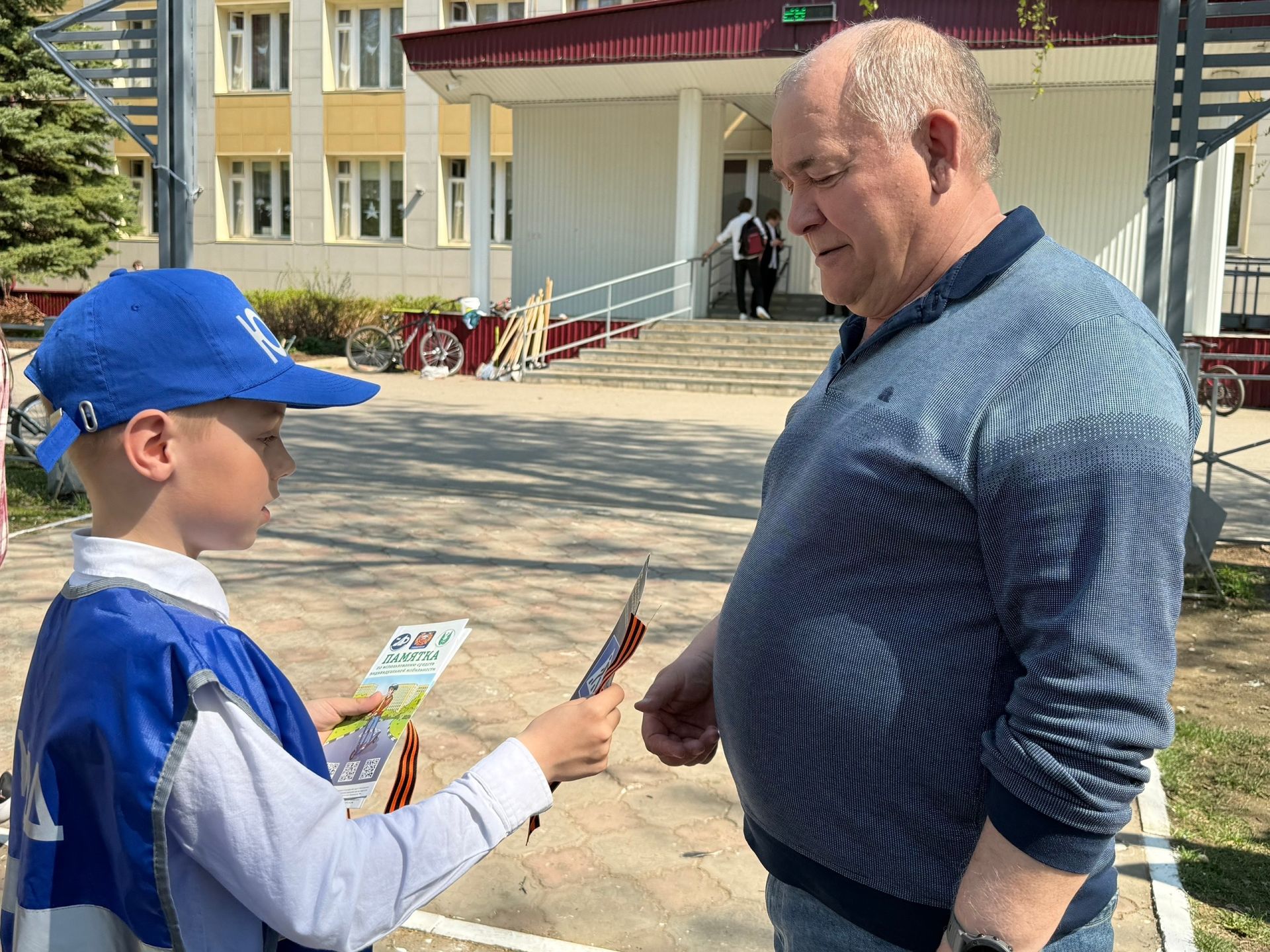 Юные инспекторы школы №1 Менделеевска провели акцию ко Дню Победы