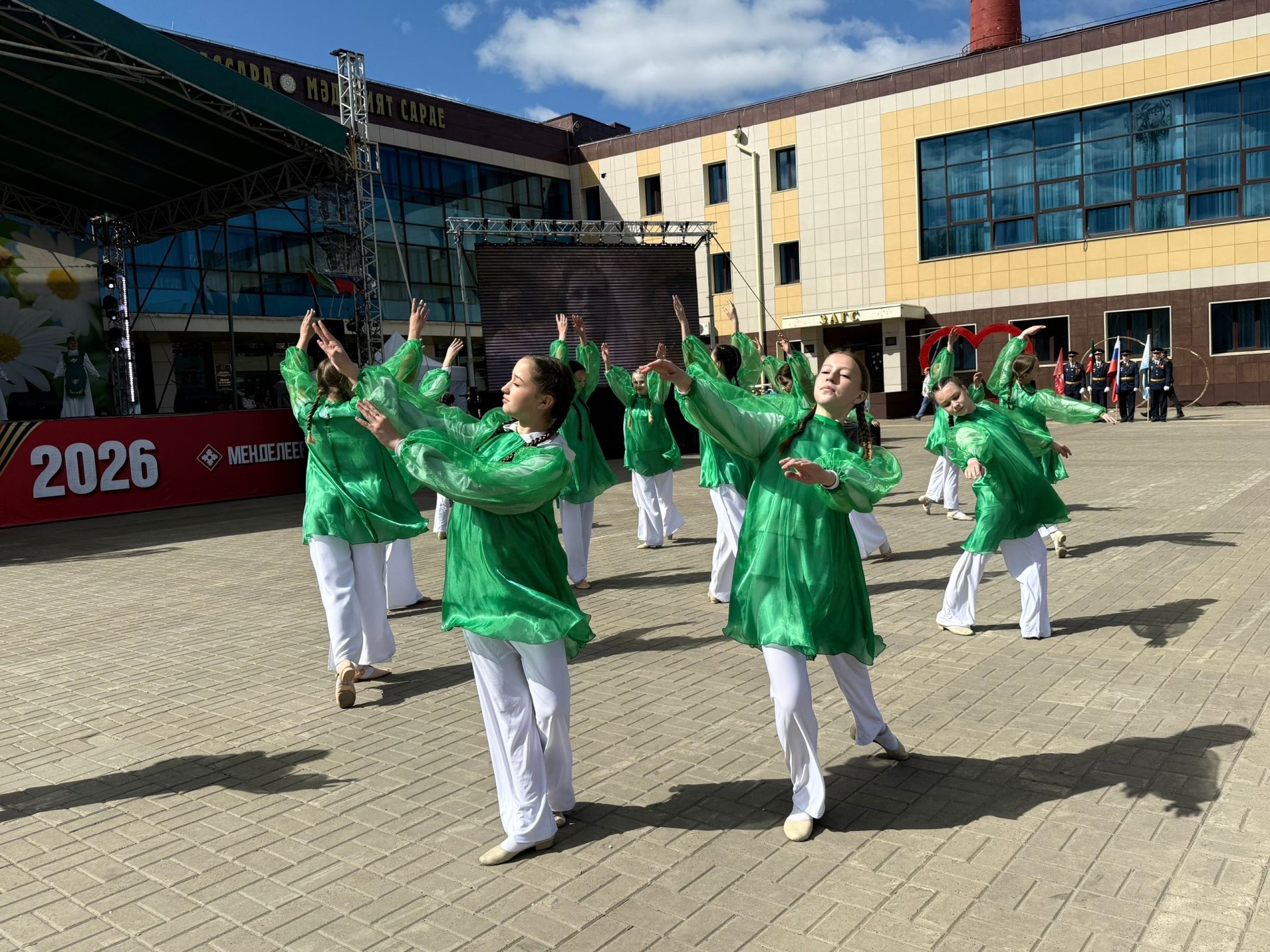 Трогательную вокально-хореографическую композицию представили на праздновании 81-й годовщины Победы в Менделеевске