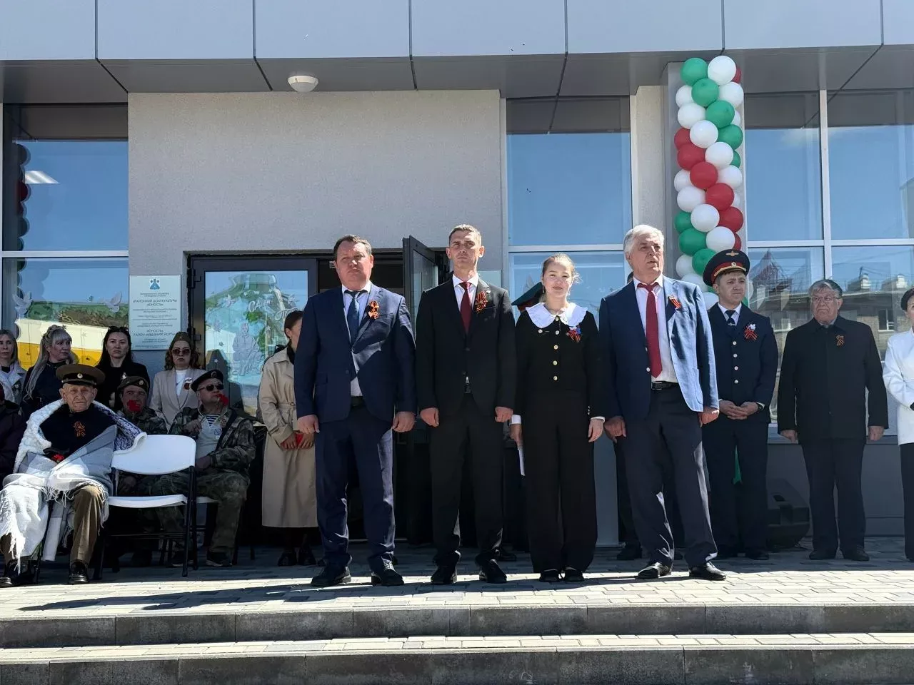 Колонна боевой техники и праздничный марш прошли в Менделеевске