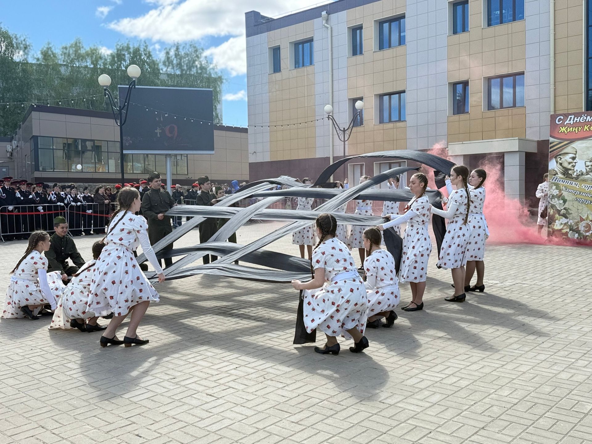 Трогательную вокально-хореографическую композицию представили на праздновании 81-й годовщины Победы в Менделеевске