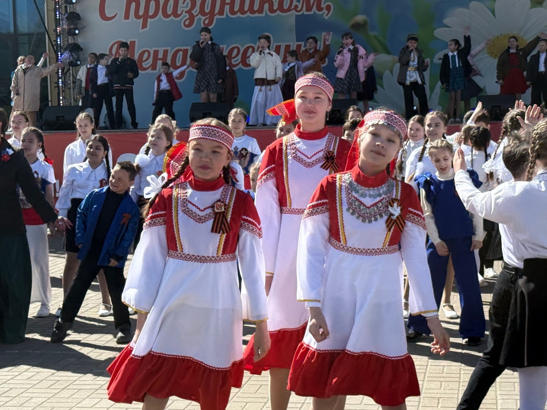 Трогательную вокально-хореографическую композицию представили на праздновании 81-й годовщины Победы в Менделеевске