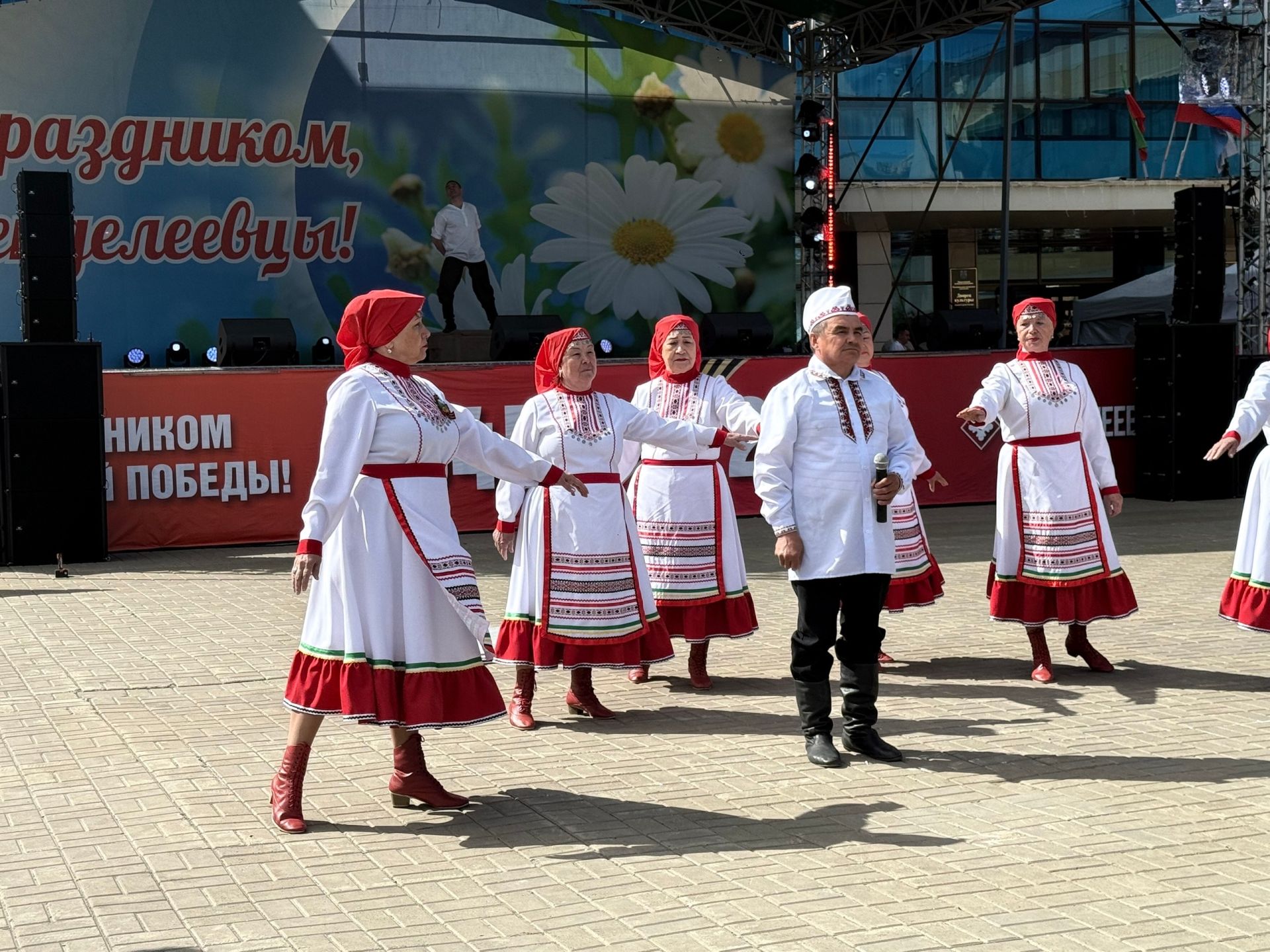 Трогательную вокально-хореографическую композицию представили на праздновании 81-й годовщины Победы в Менделеевске