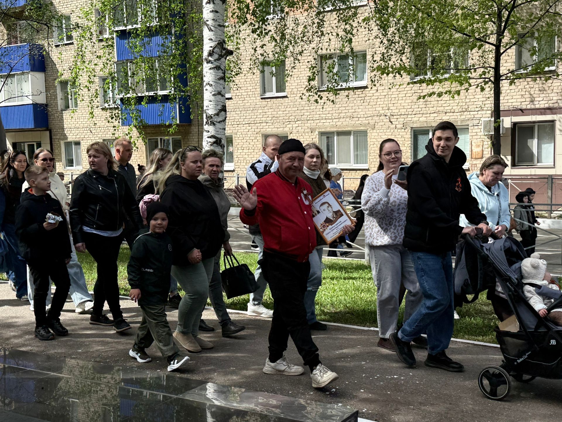 Праздничная колонна прошла по аллее Героев в Менделеевске в День Победы