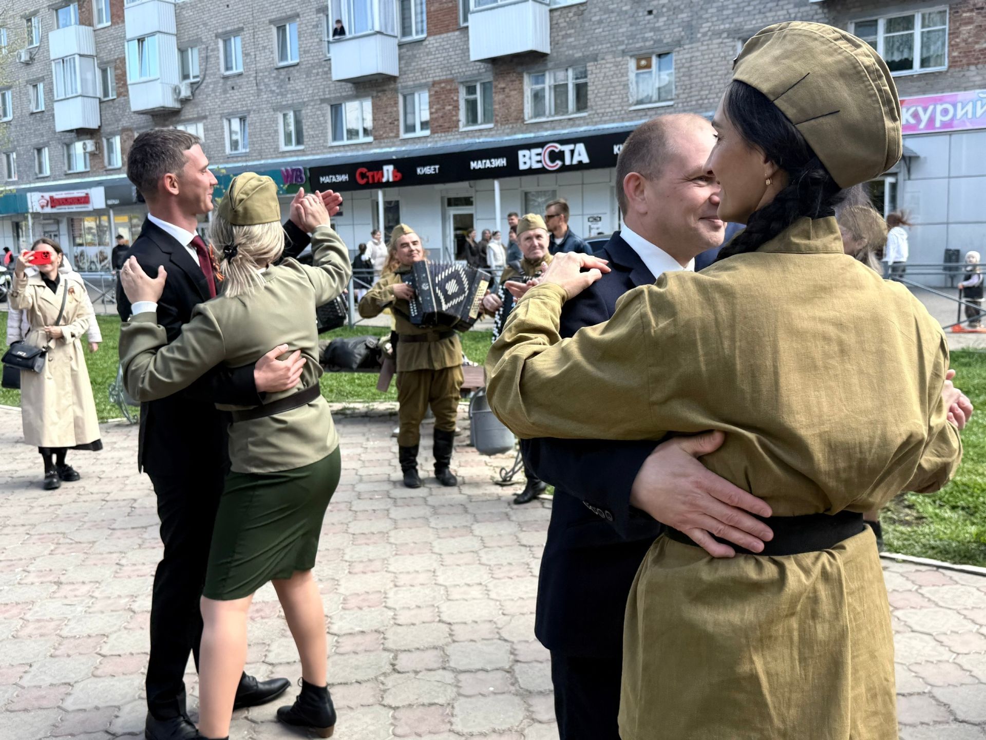 Праздничная колонна прошла по аллее Героев в Менделеевске в День Победы