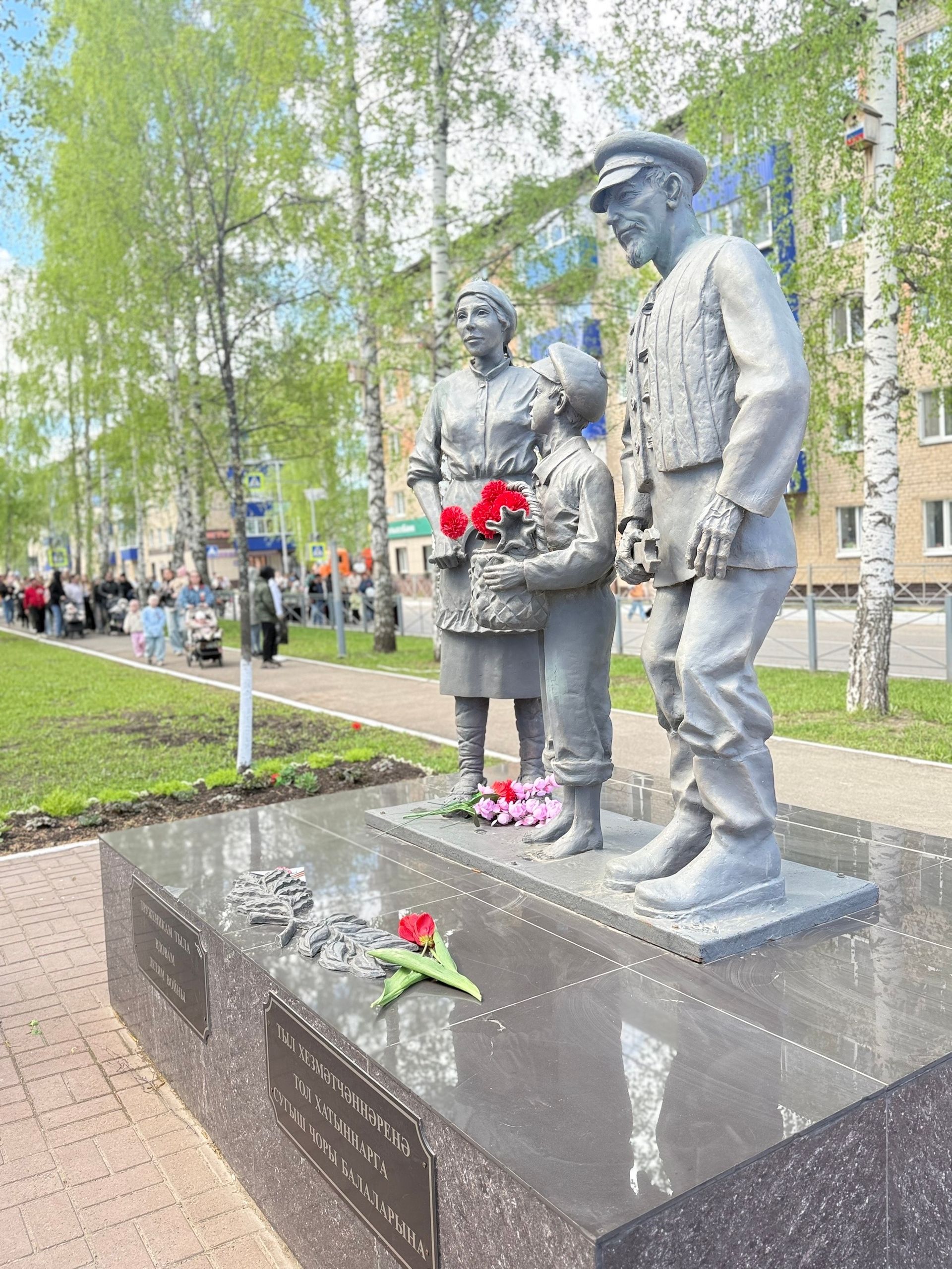 Праздничная колонна прошла по аллее Героев в Менделеевске в День Победы