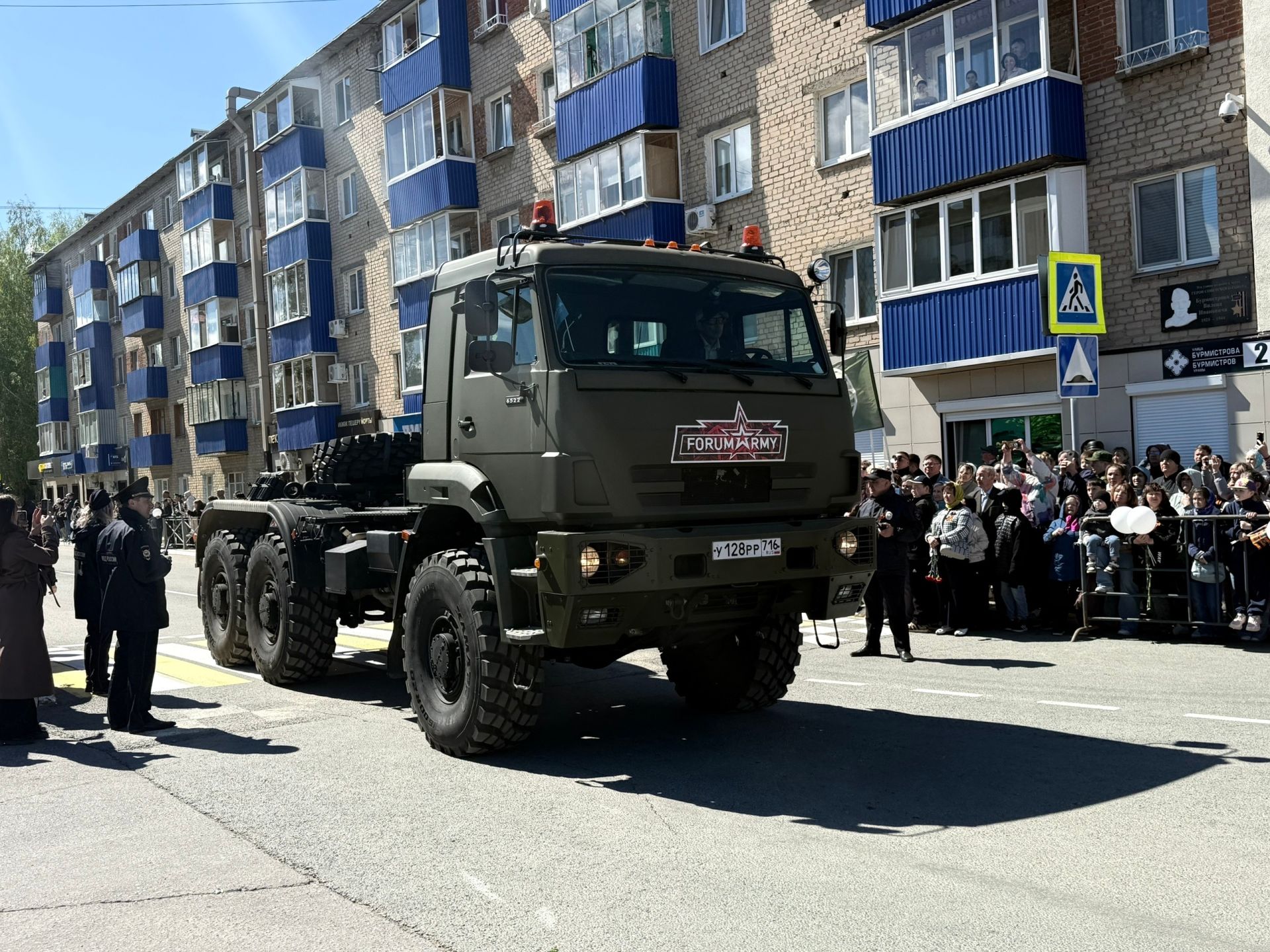 Колонна боевой техники и праздничный марш прошли в Менделеевске