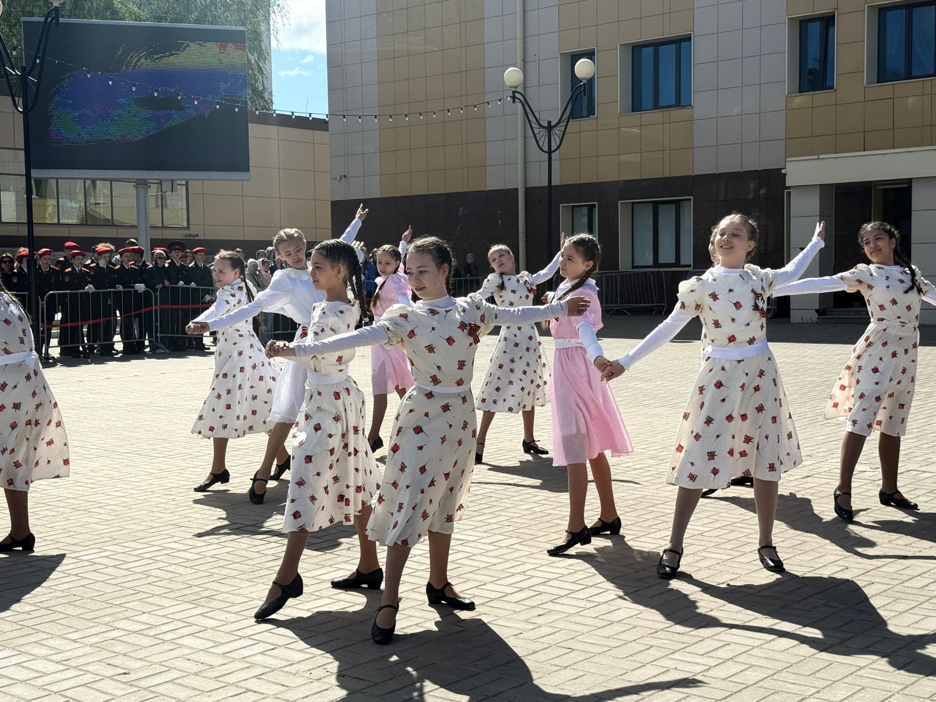 Трогательную вокально-хореографическую композицию представили на праздновании 81-й годовщины Победы в Менделеевске
