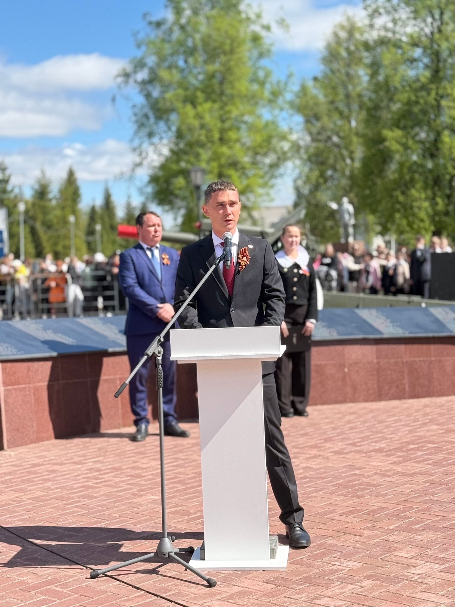 Колонна боевой техники и праздничный марш прошли в Менделеевске