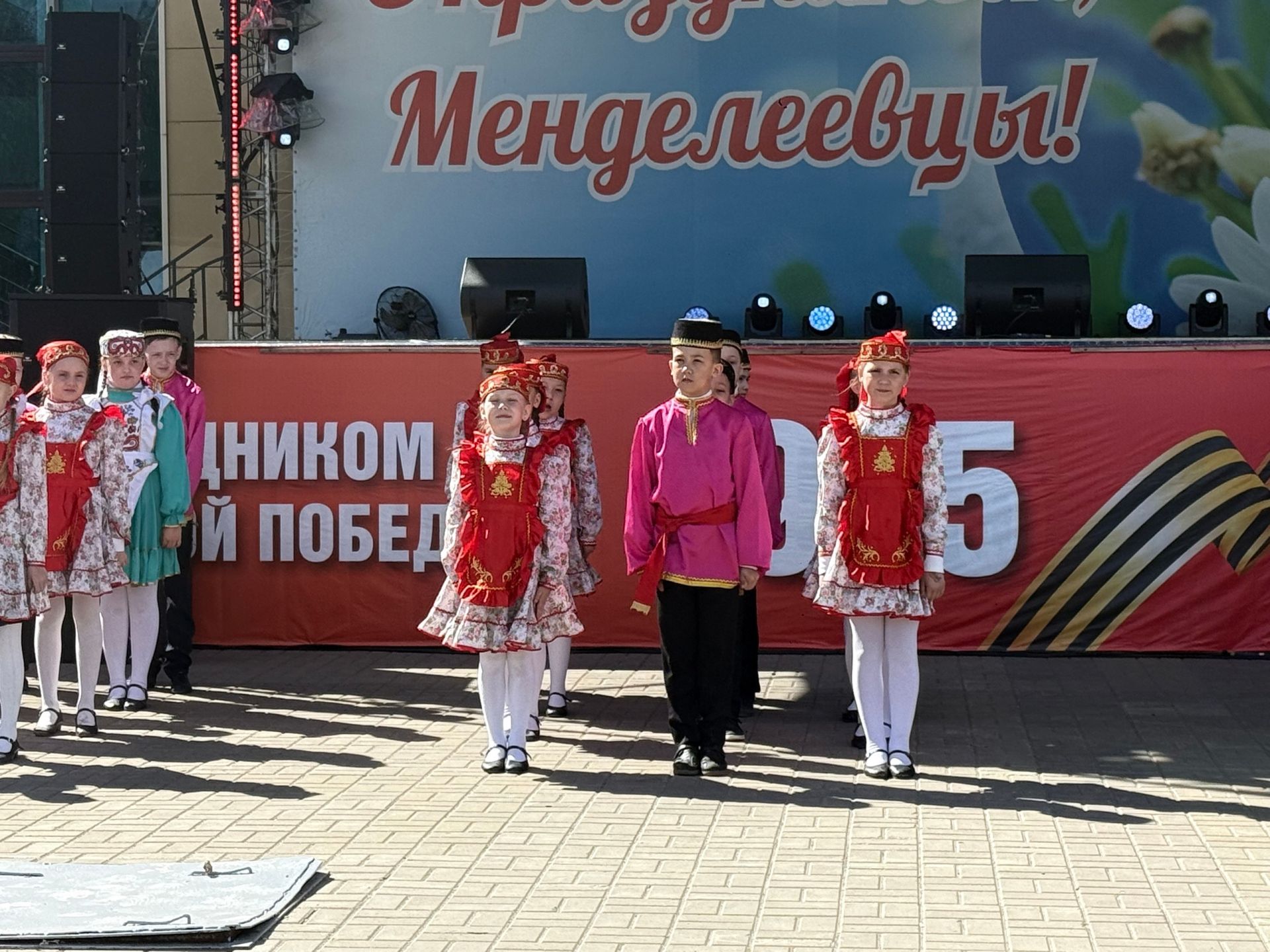 Трогательную вокально-хореографическую композицию представили на праздновании 81-й годовщины Победы в Менделеевске