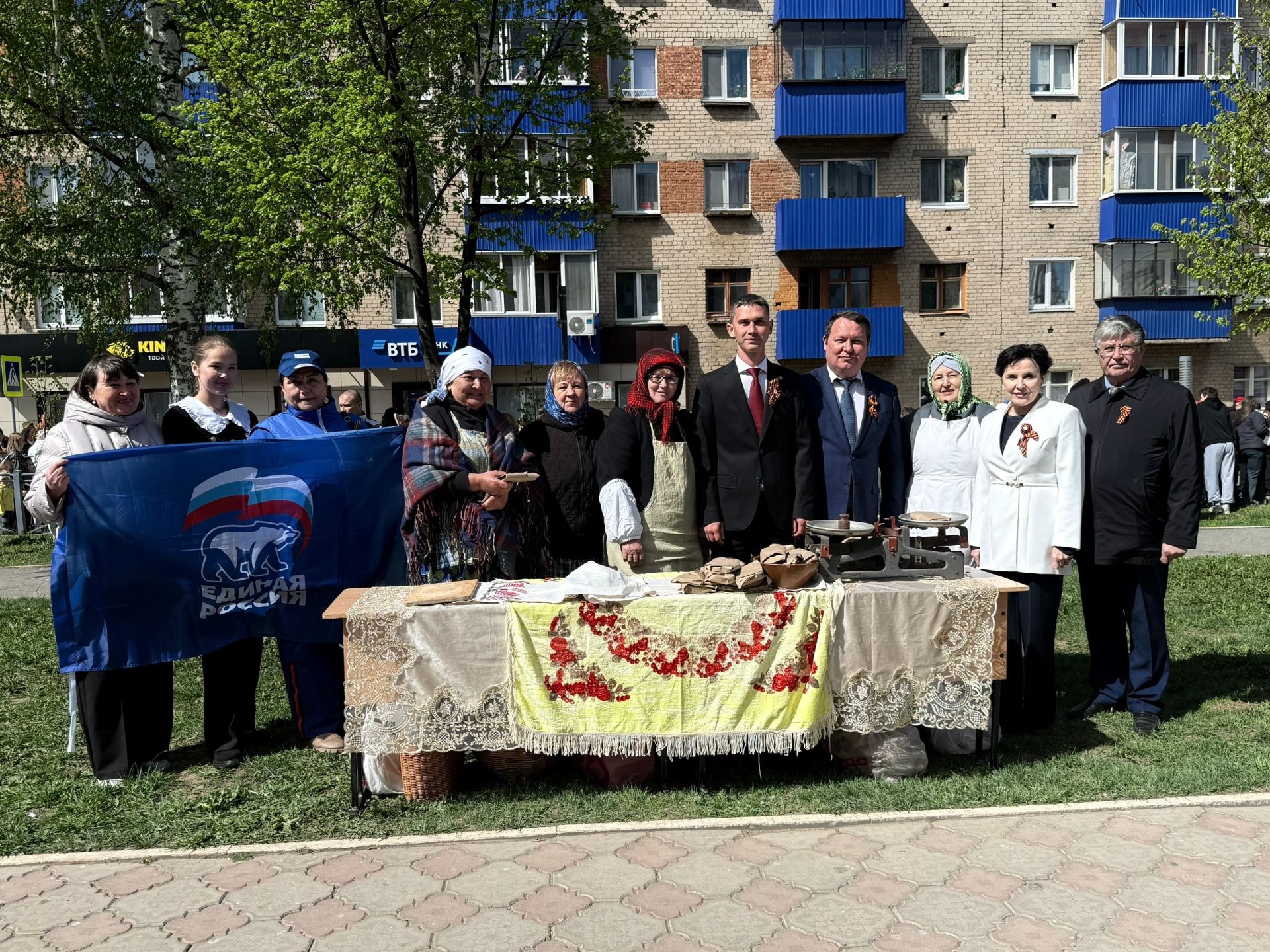 Праздничная колонна прошла по аллее Героев в Менделеевске в День Победы