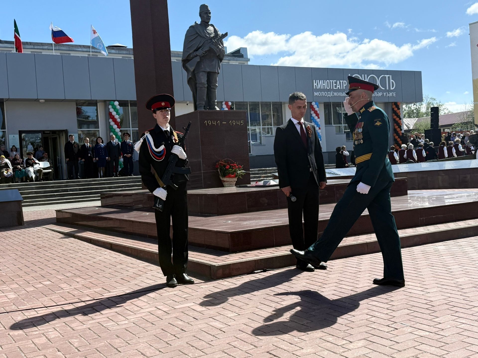 Колонна боевой техники и праздничный марш прошли в Менделеевске