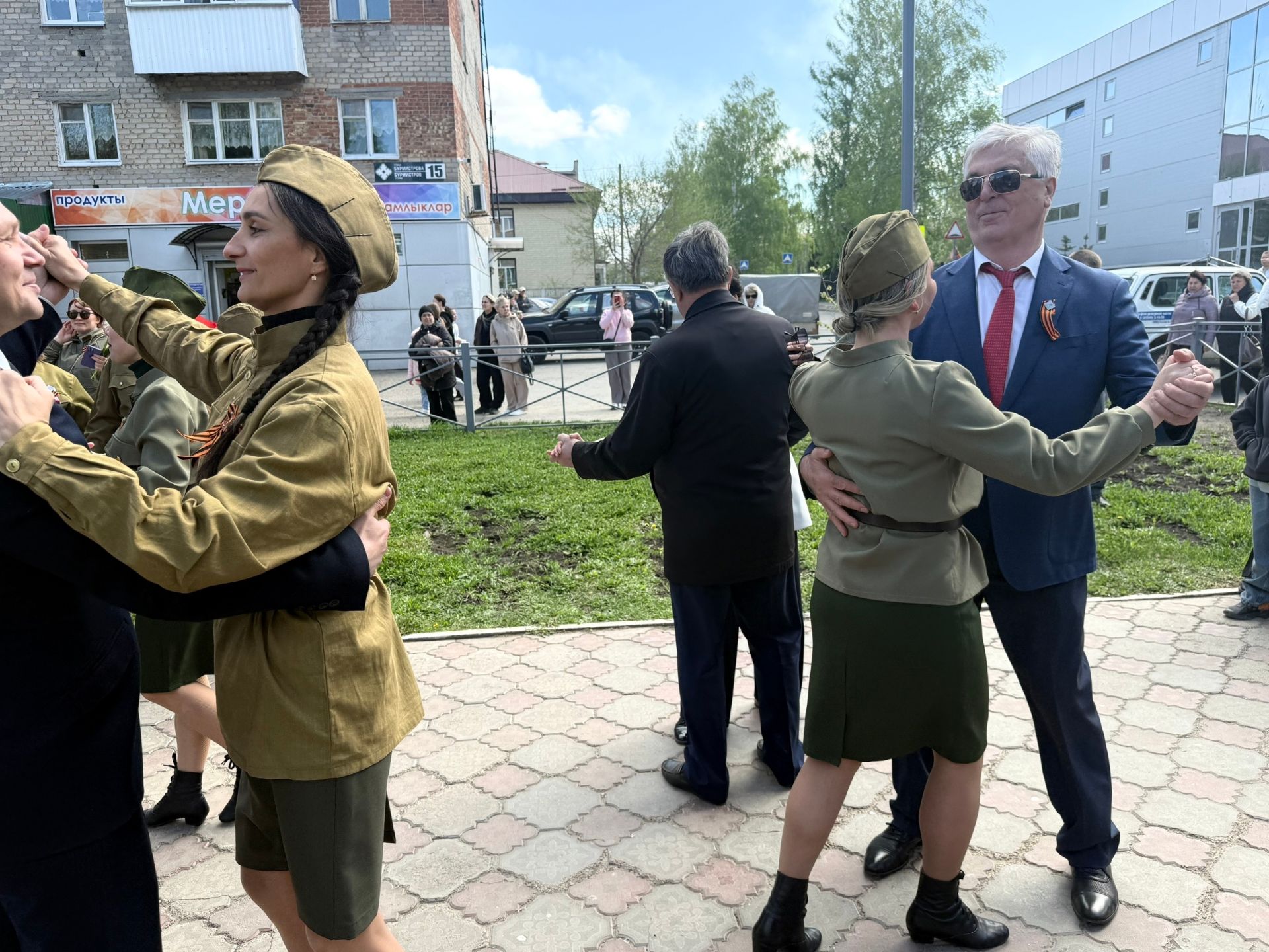 Праздничная колонна прошла по аллее Героев в Менделеевске в День Победы