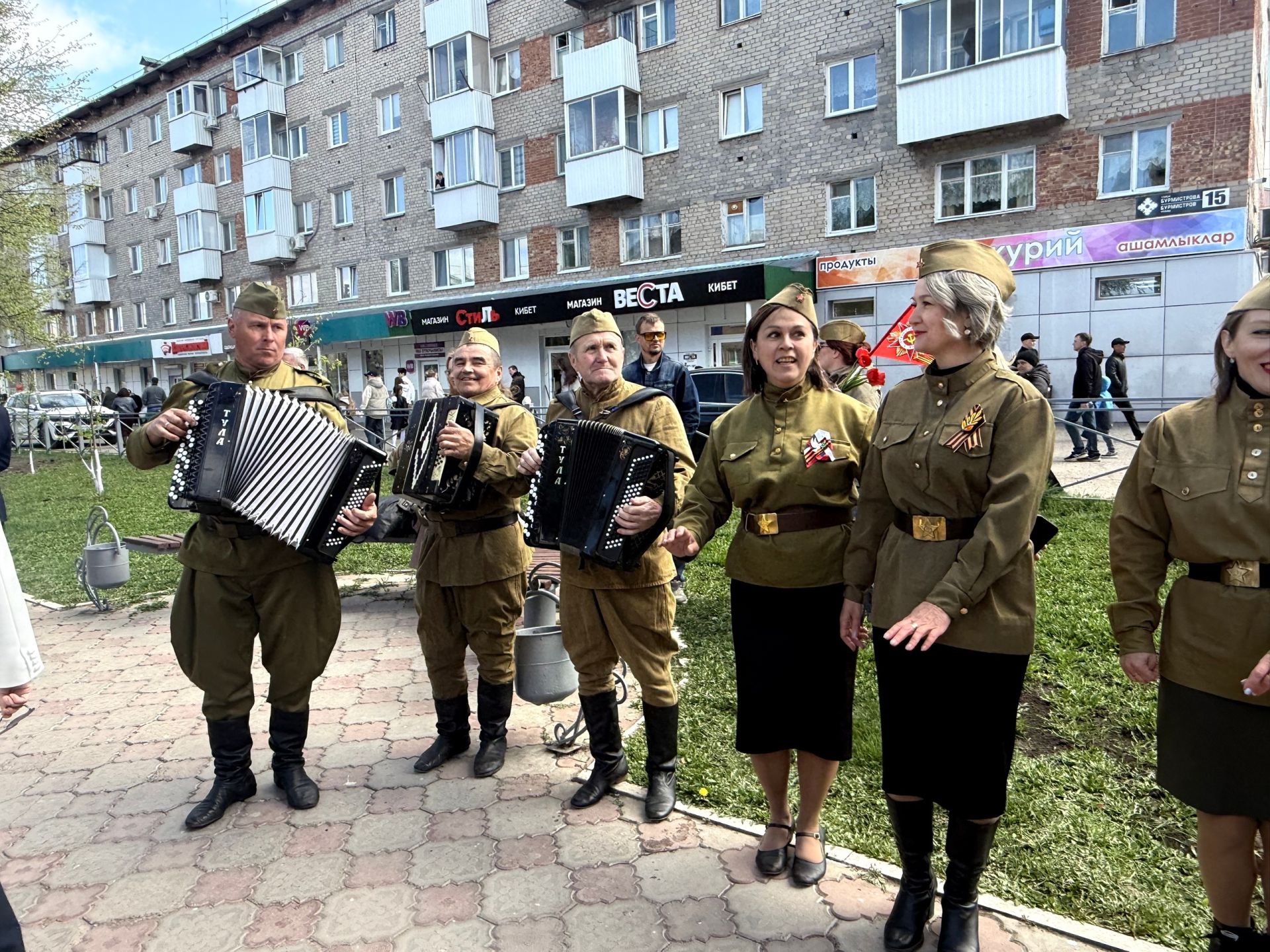 Праздничная колонна прошла по аллее Героев в Менделеевске в День Победы