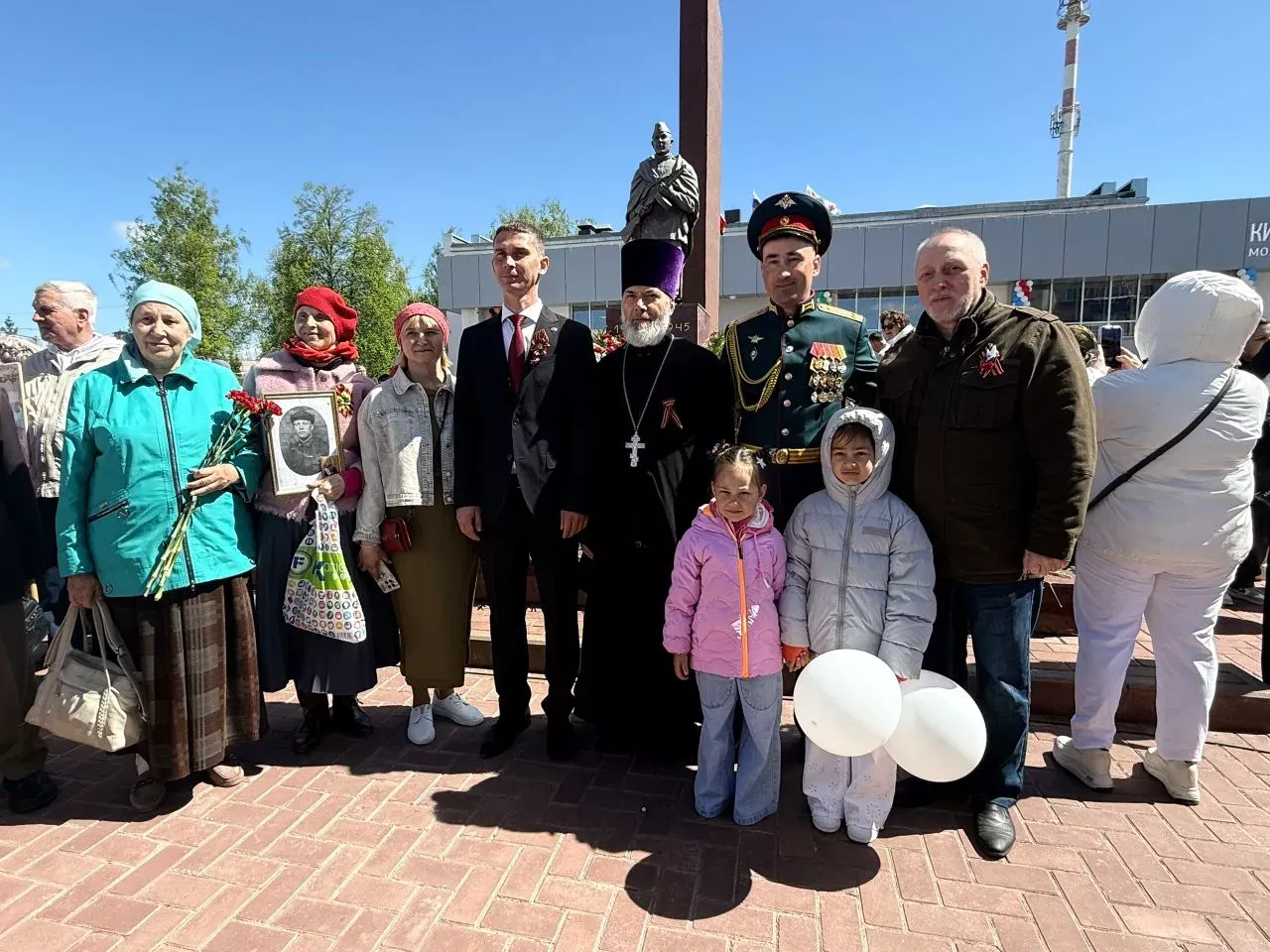 Колонна боевой техники и праздничный марш прошли в Менделеевске