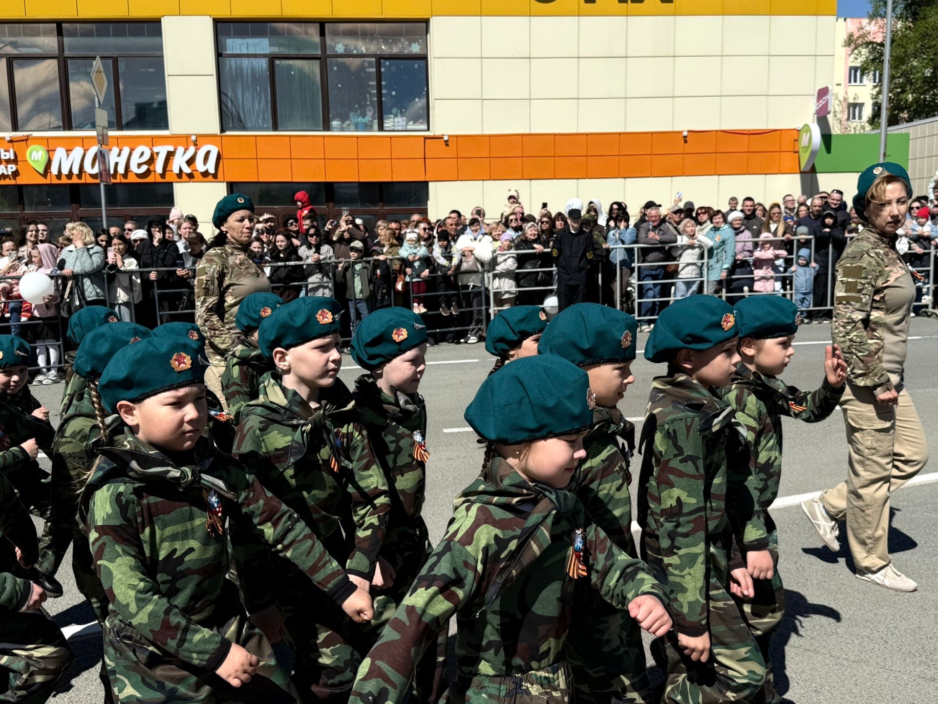 Колонна боевой техники и праздничный марш прошли в Менделеевске