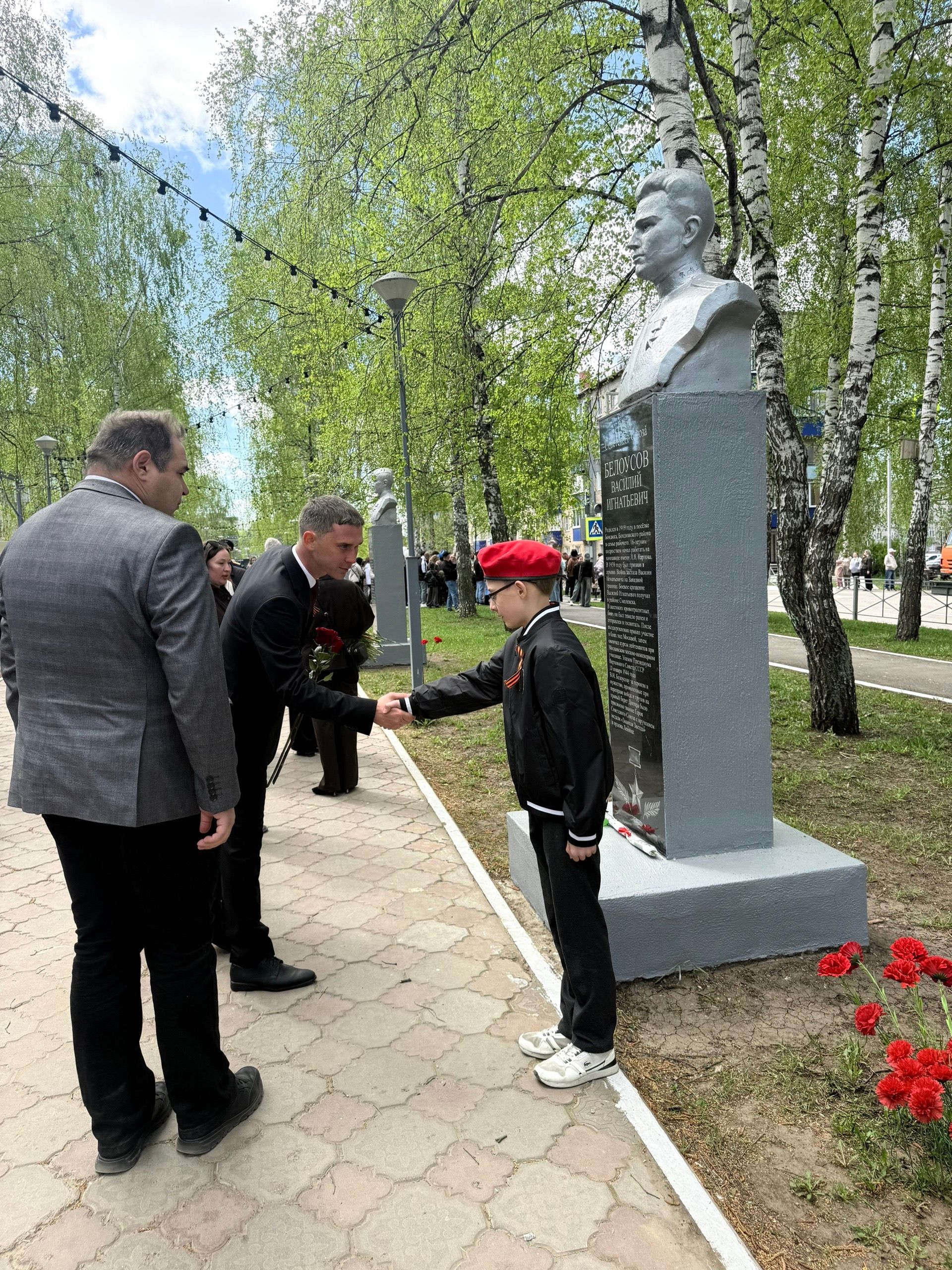 Праздничная колонна прошла по аллее Героев в Менделеевске в День Победы