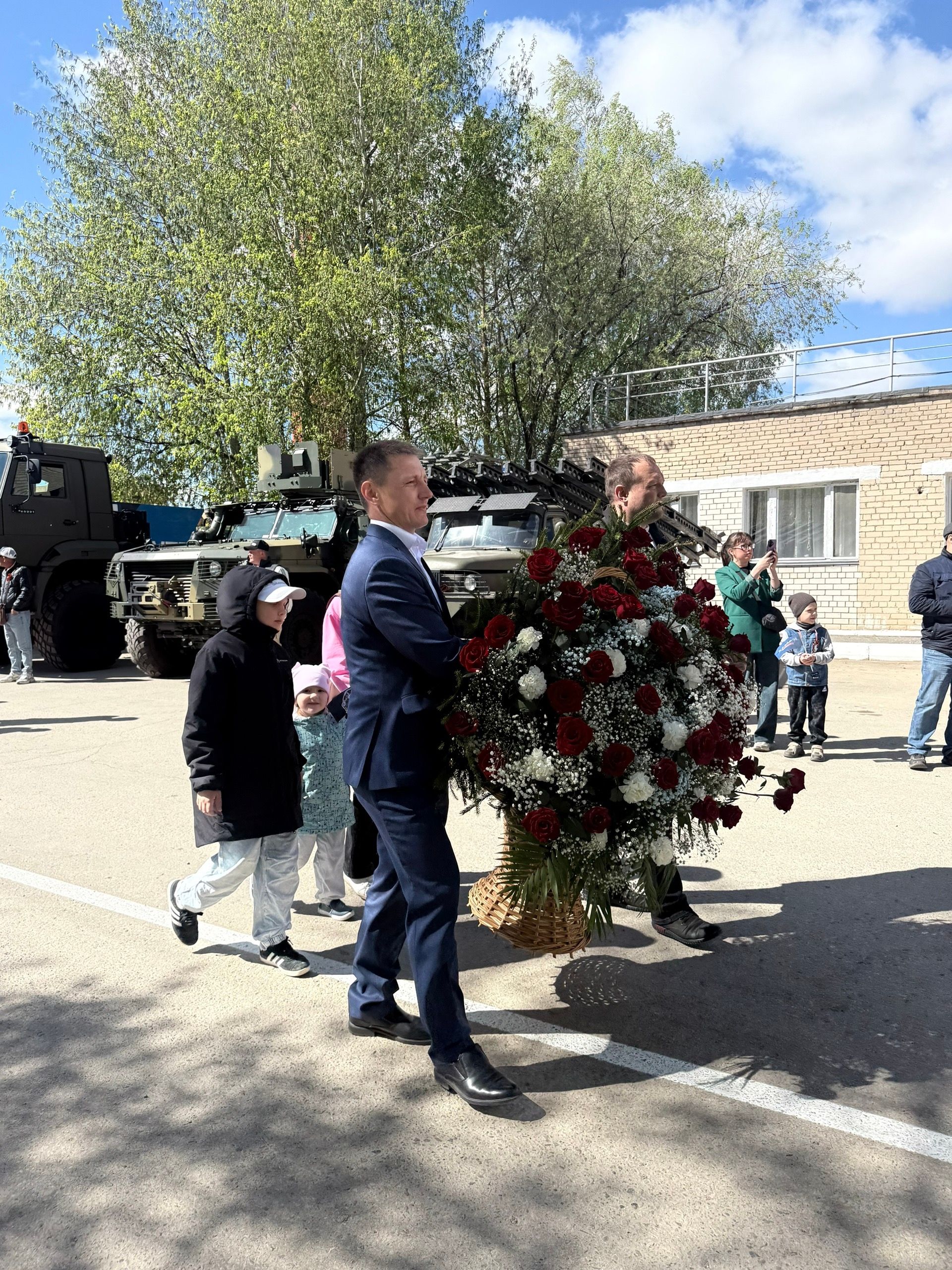 Праздничная колонна прошла по аллее Героев в Менделеевске в День Победы