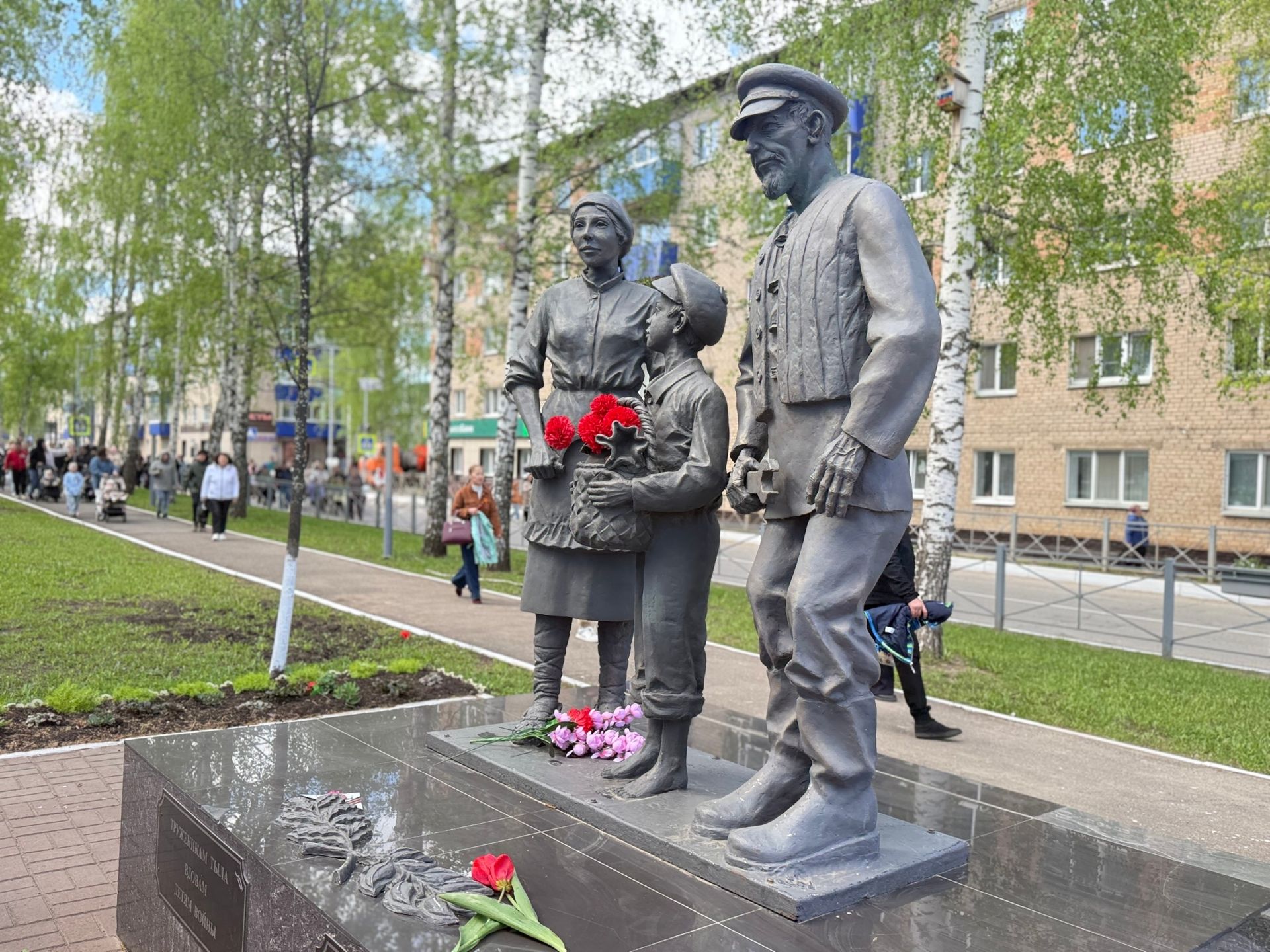 Праздничная колонна прошла по аллее Героев в Менделеевске в День Победы