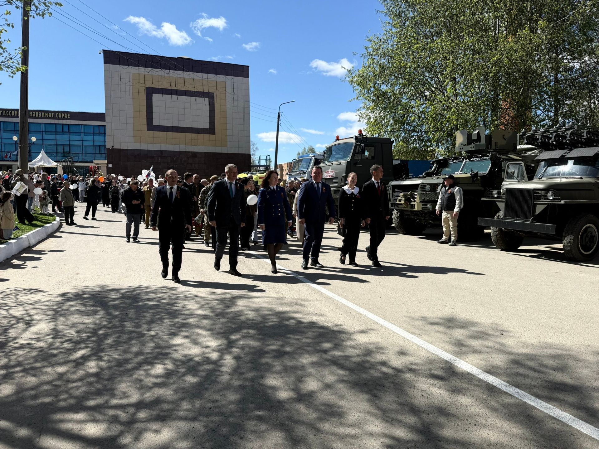 Праздничная колонна прошла по аллее Героев в Менделеевске в День Победы