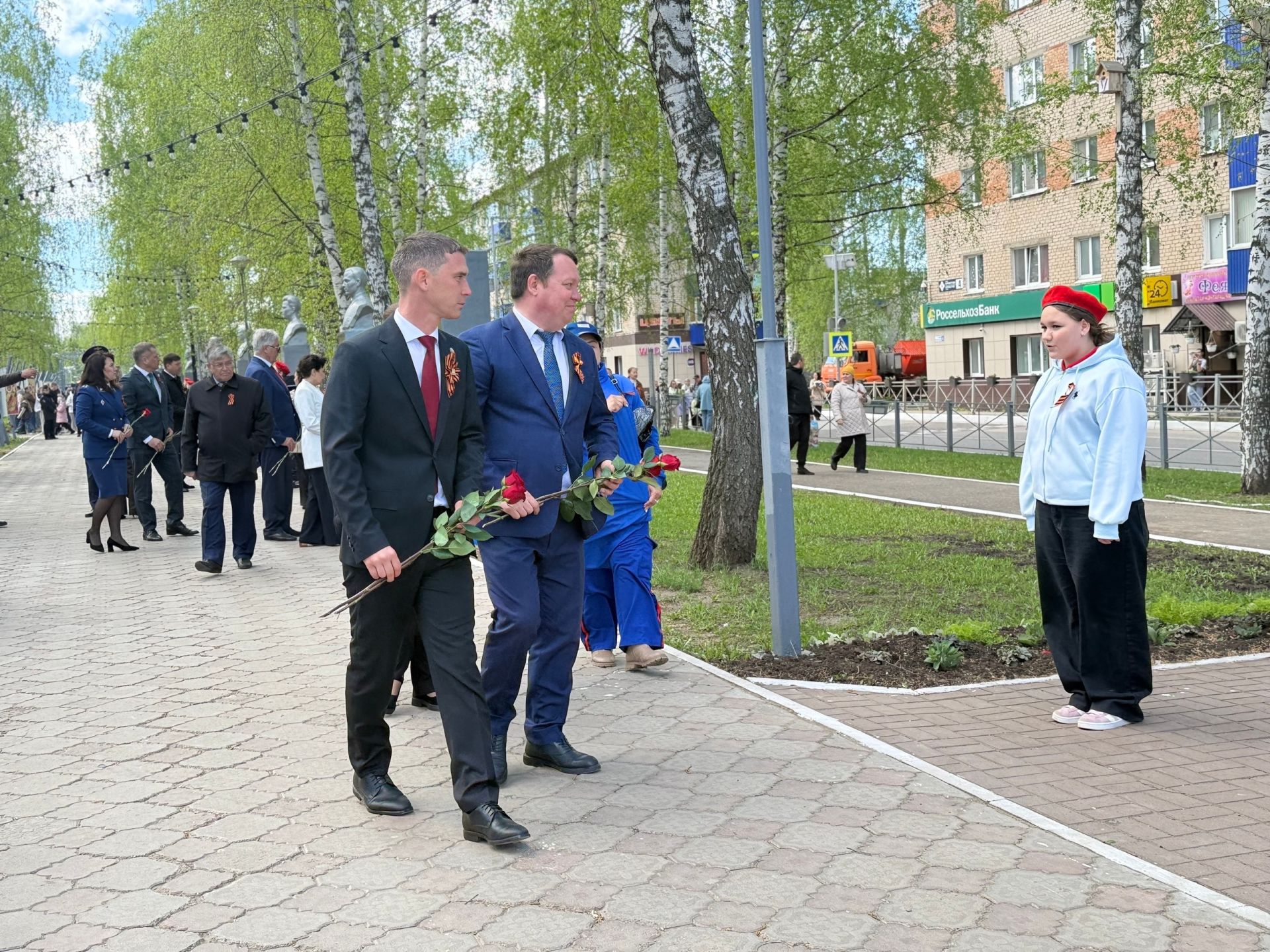 Праздничная колонна прошла по аллее Героев в Менделеевске в День Победы
