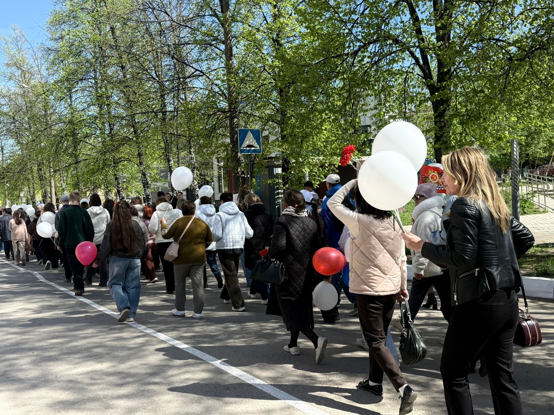 Праздничная колонна прошла по аллее Героев в Менделеевске в День Победы