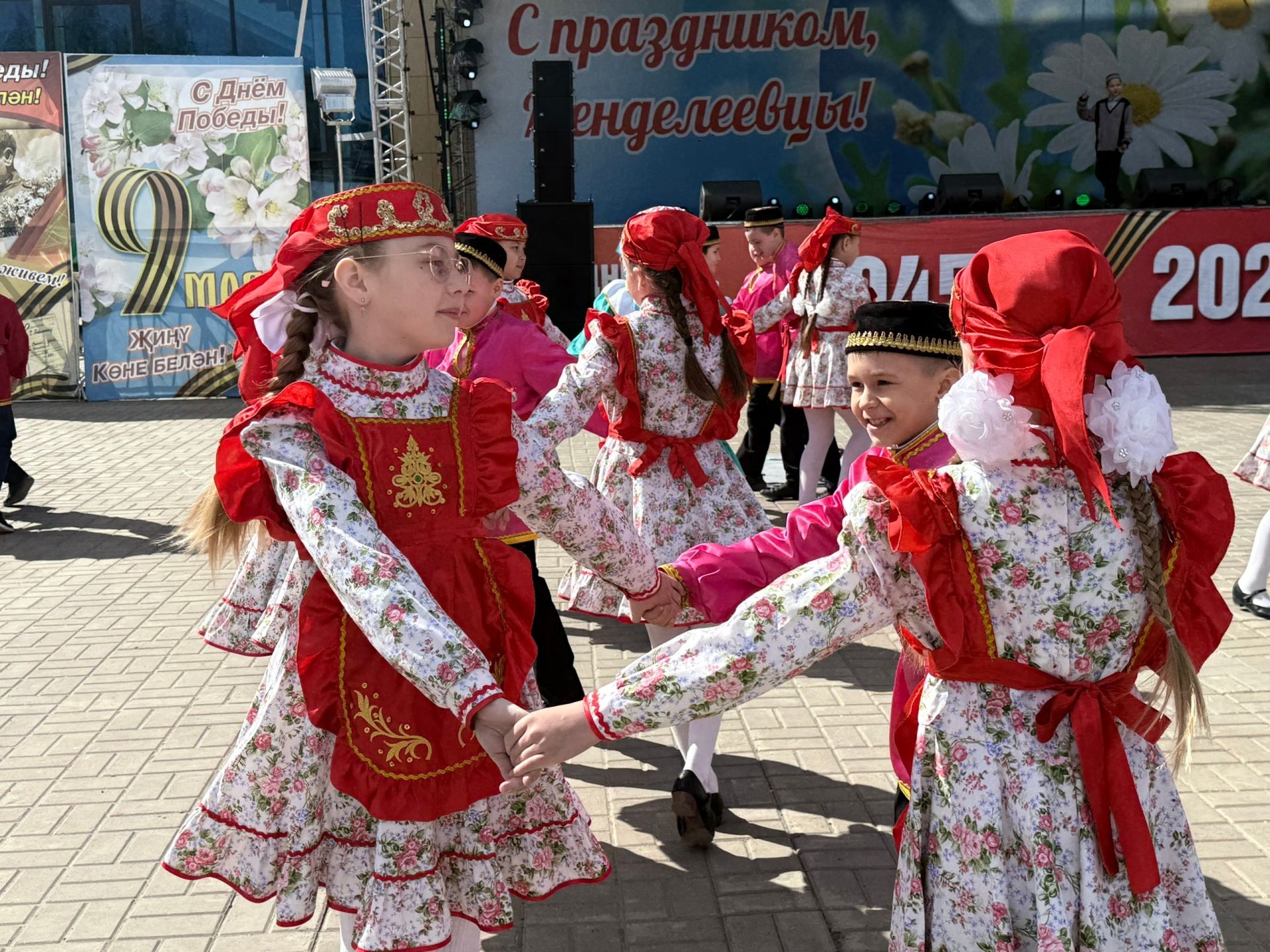 Трогательную вокально-хореографическую композицию представили на праздновании 81-й годовщины Победы в Менделеевске