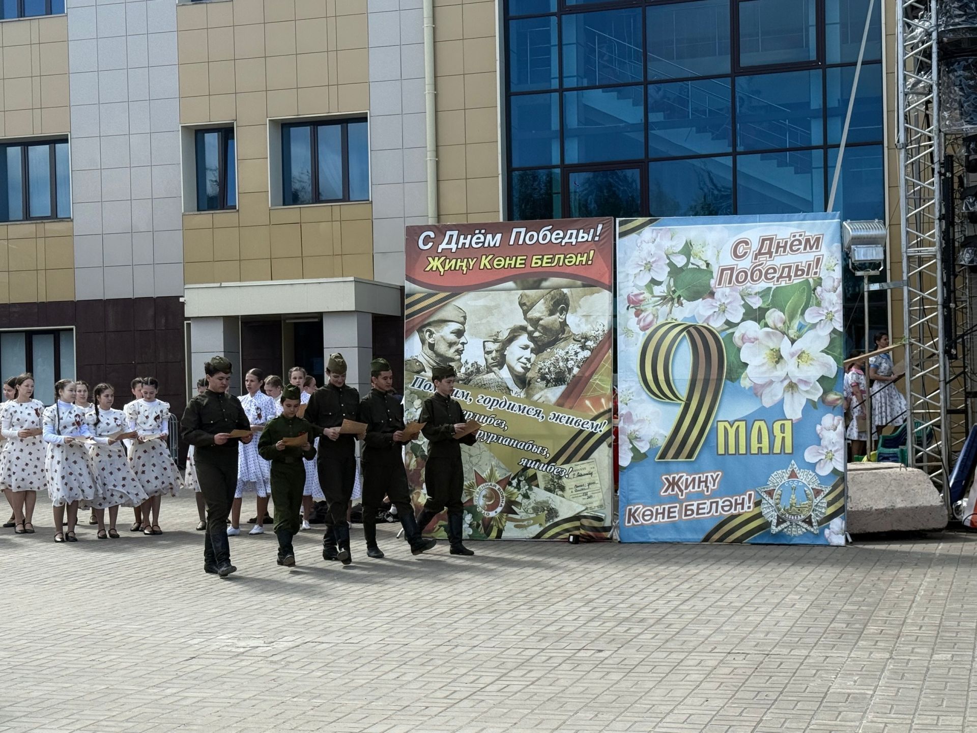 Трогательную вокально-хореографическую композицию представили на праздновании 81-й годовщины Победы в Менделеевске