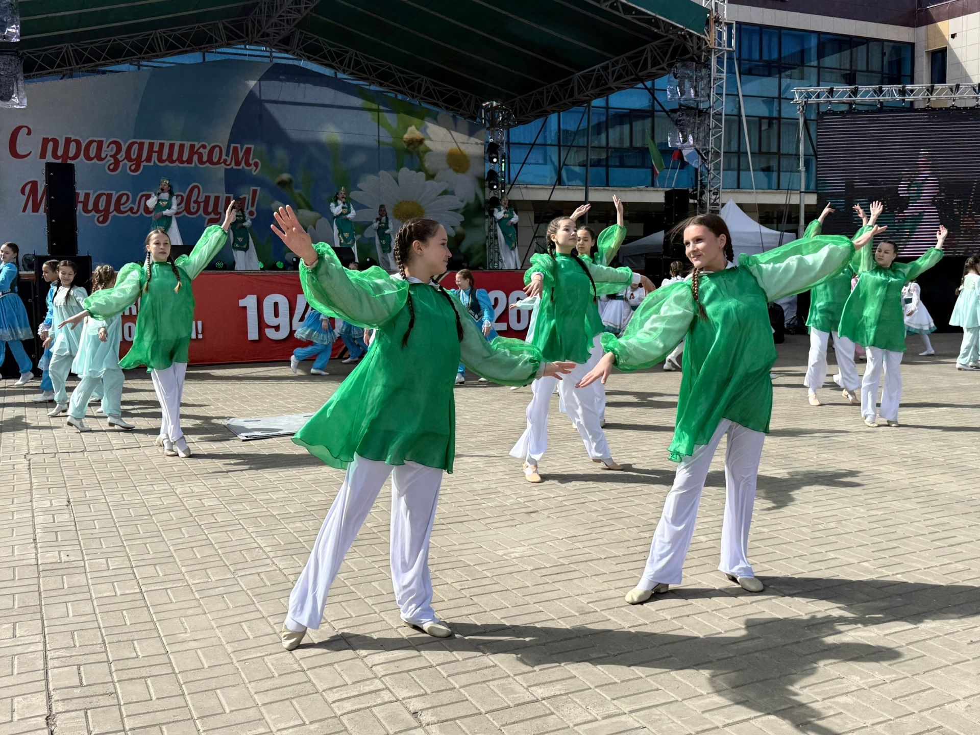 Трогательную вокально-хореографическую композицию представили на праздновании 81-й годовщины Победы в Менделеевске