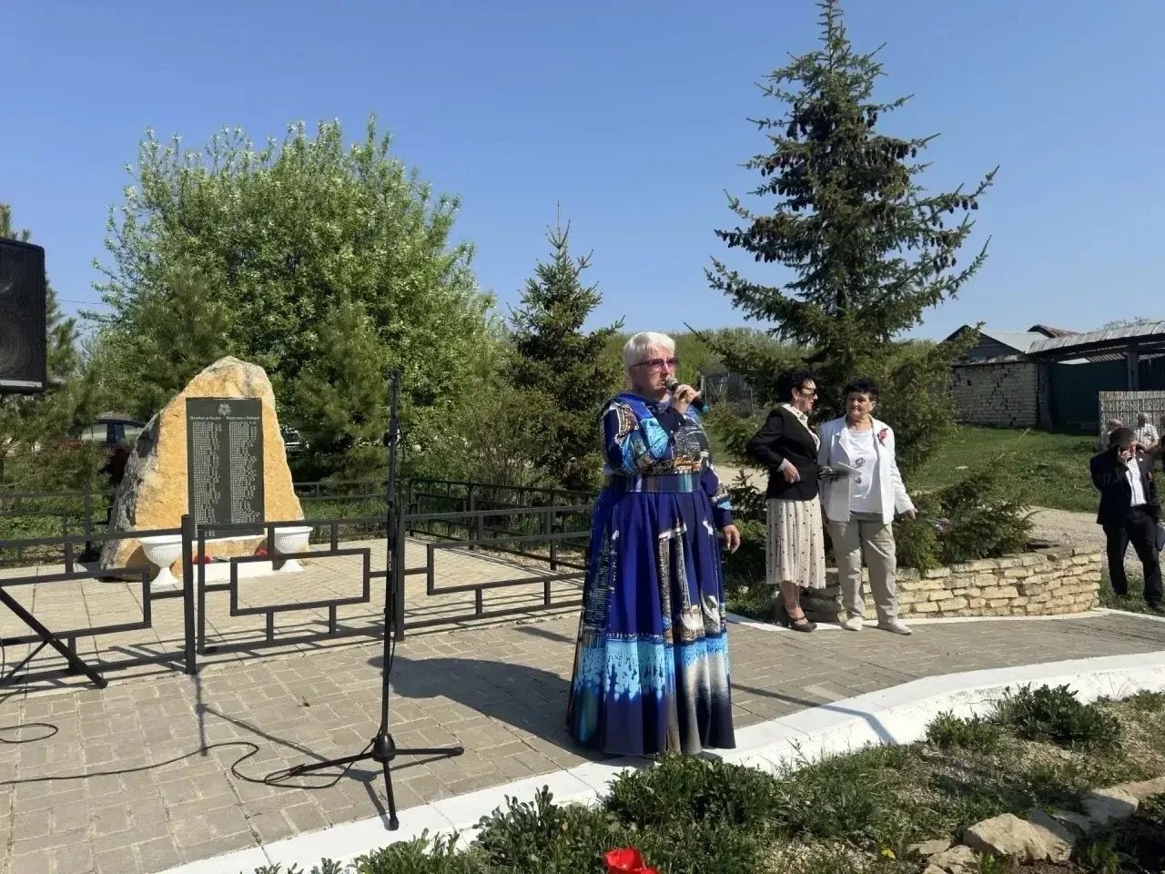 В посёлке Бондюга Менделеевского района прошел митинг памяти с песнями и стихами