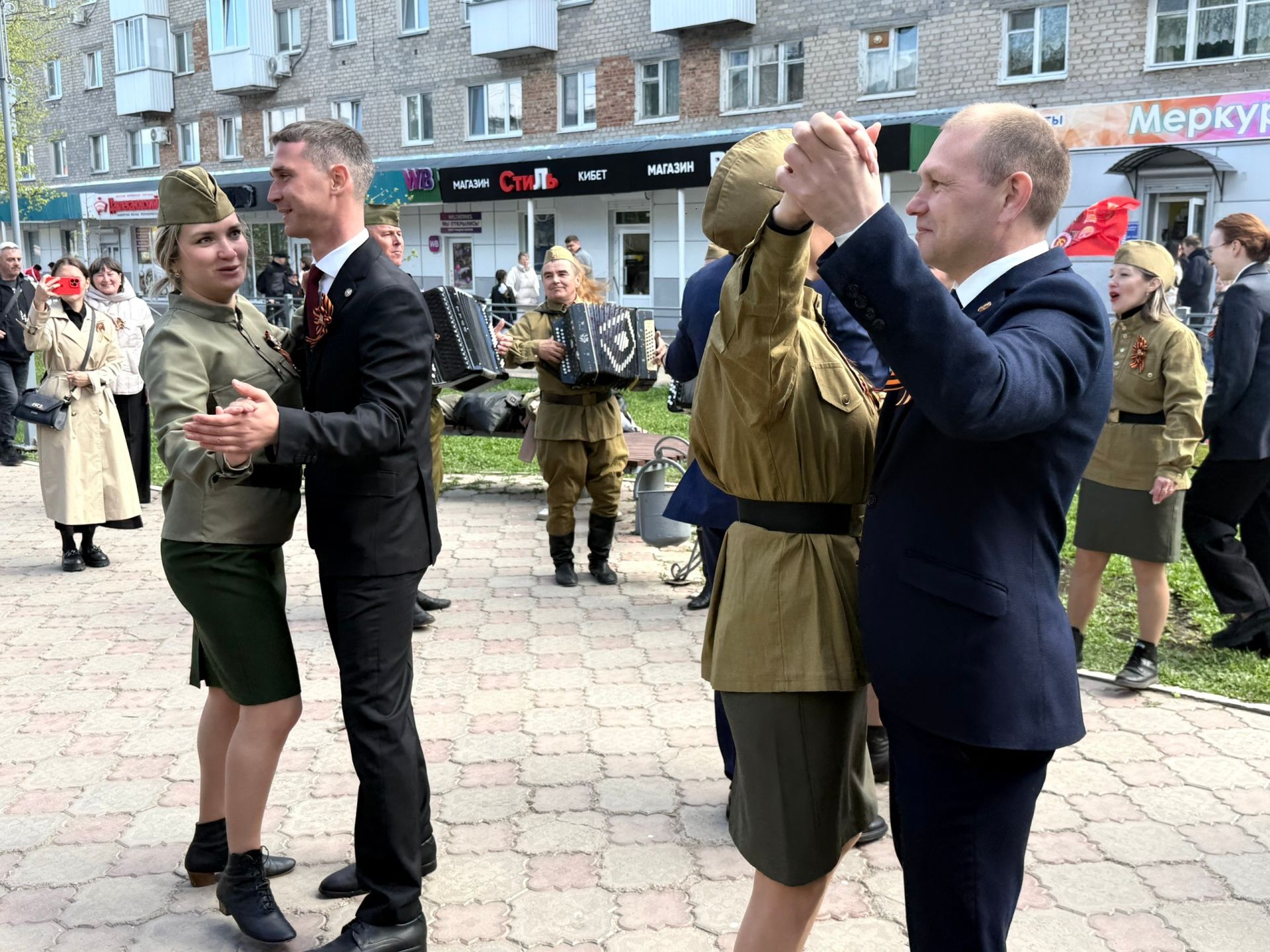 Праздничная колонна прошла по аллее Героев в Менделеевске в День Победы