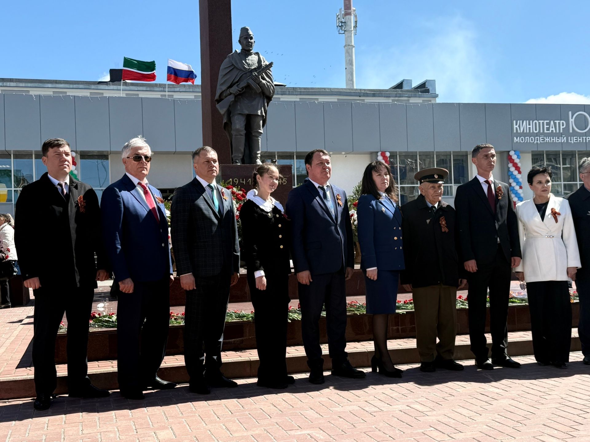 Колонна боевой техники и праздничный марш прошли в Менделеевске