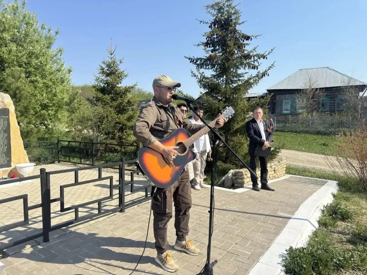 В посёлке Бондюга Менделеевского района прошел митинг памяти с песнями и стихами