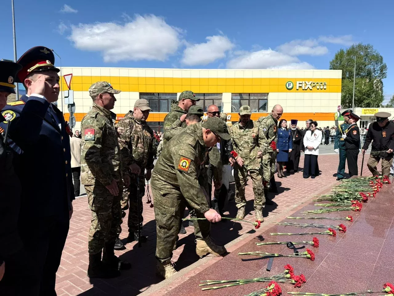 Колонна боевой техники и праздничный марш прошли в Менделеевске