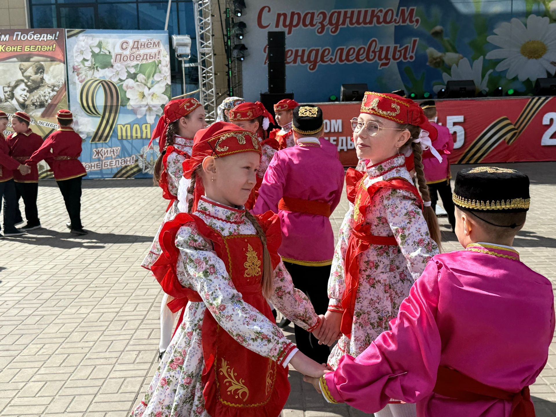 Трогательную вокально-хореографическую композицию представили на праздновании 81-й годовщины Победы в Менделеевске