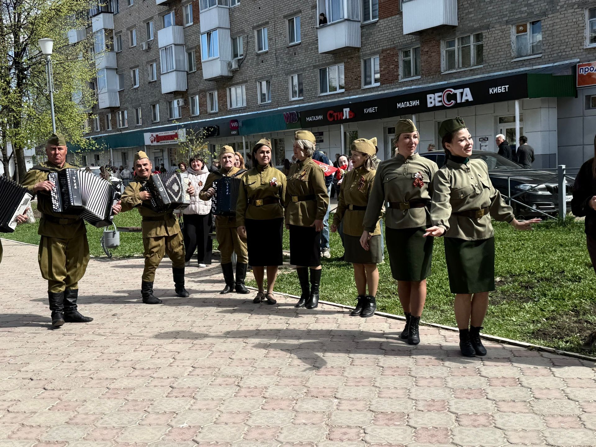 Праздничная колонна прошла по аллее Героев в Менделеевске в День Победы
