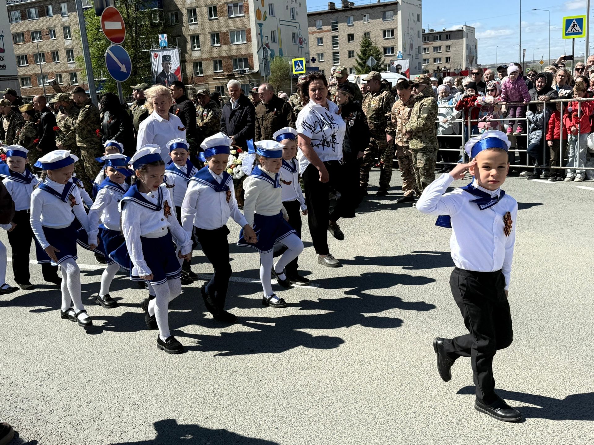 Колонна боевой техники и праздничный марш прошли в Менделеевске