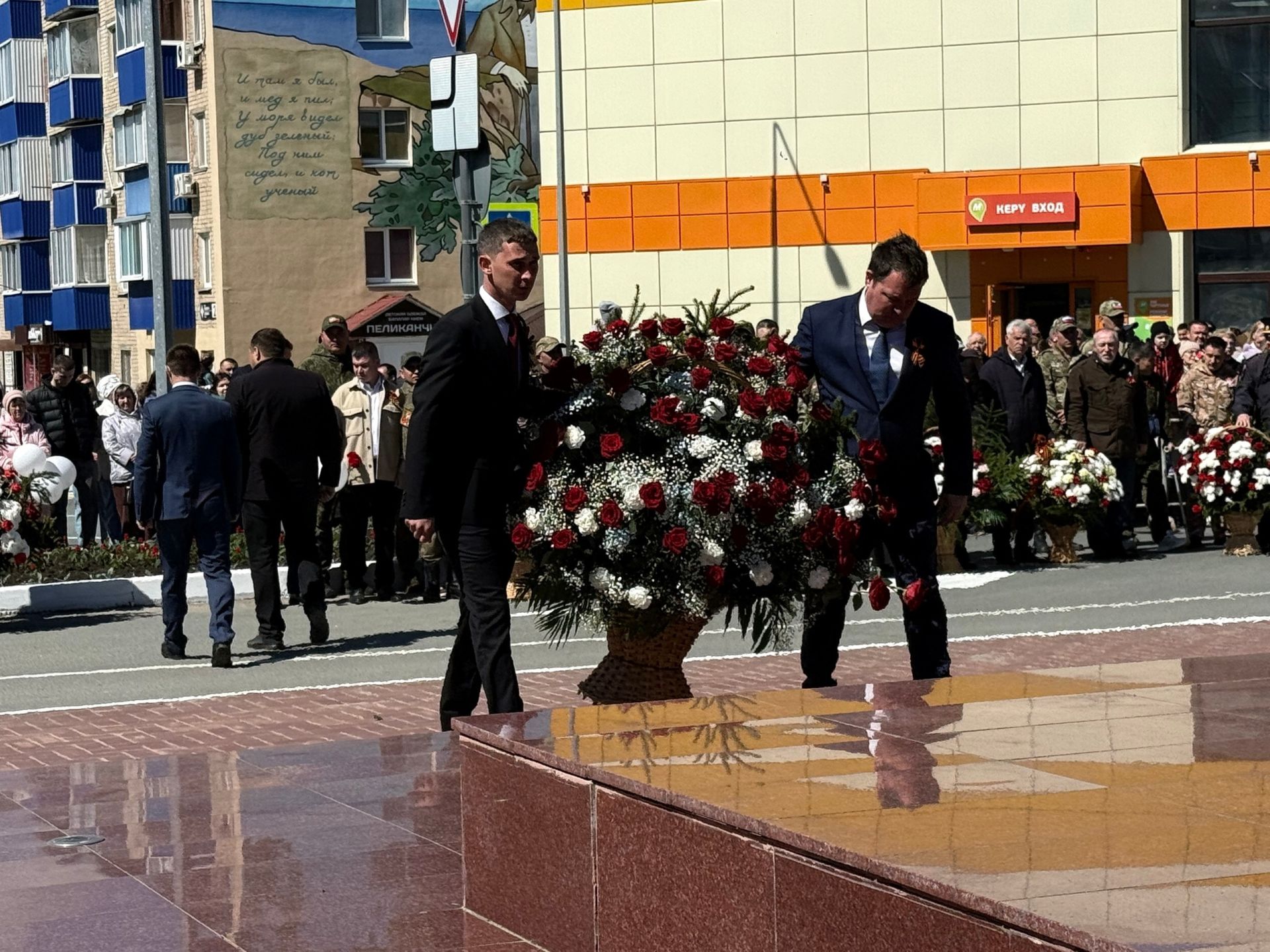 Колонна боевой техники и праздничный марш прошли в Менделеевске