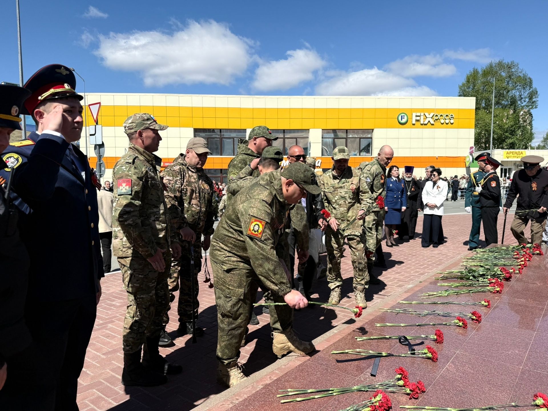Колонна боевой техники и праздничный марш прошли в Менделеевске
