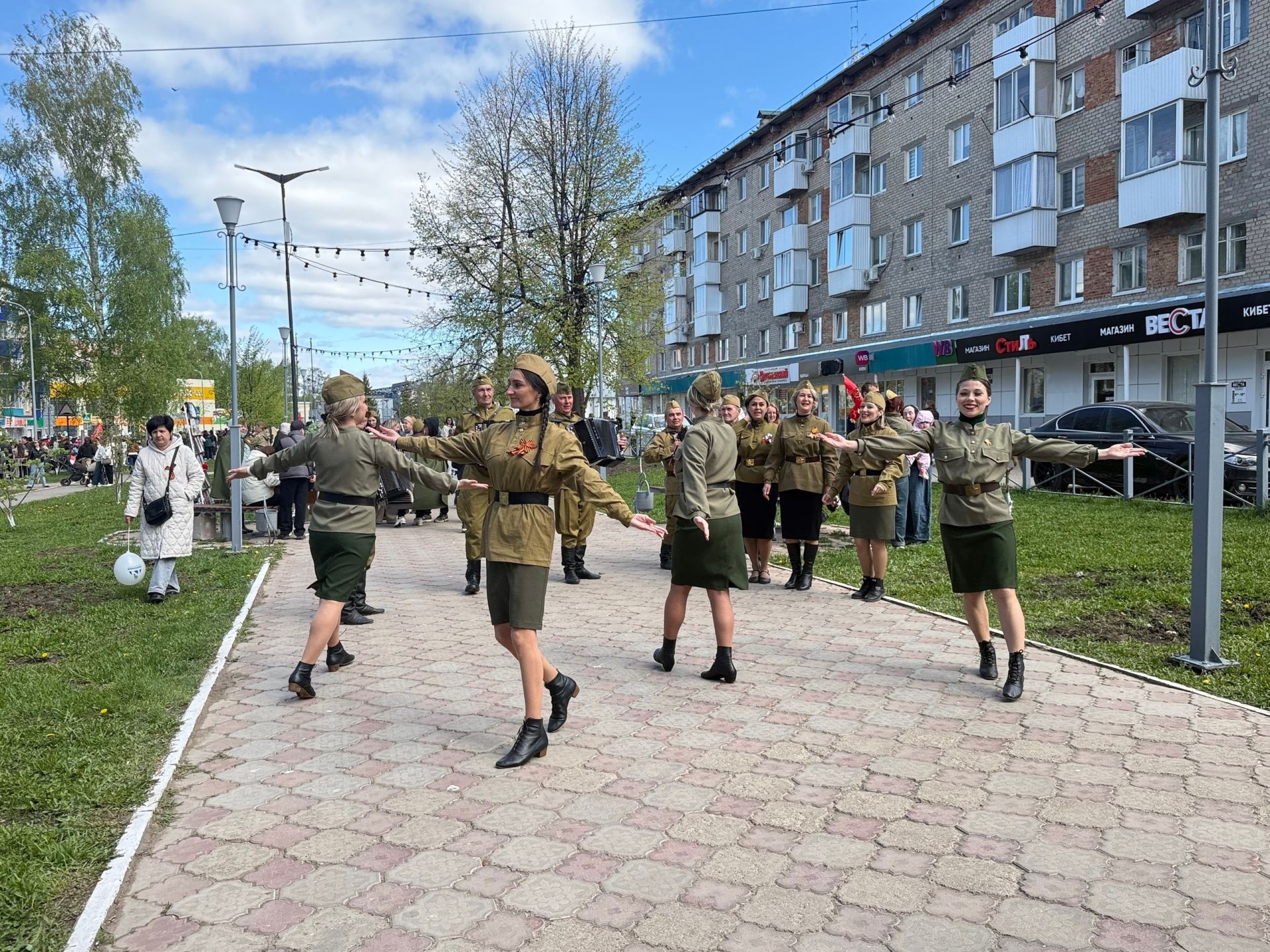 Праздничная колонна прошла по аллее Героев в Менделеевске в День Победы