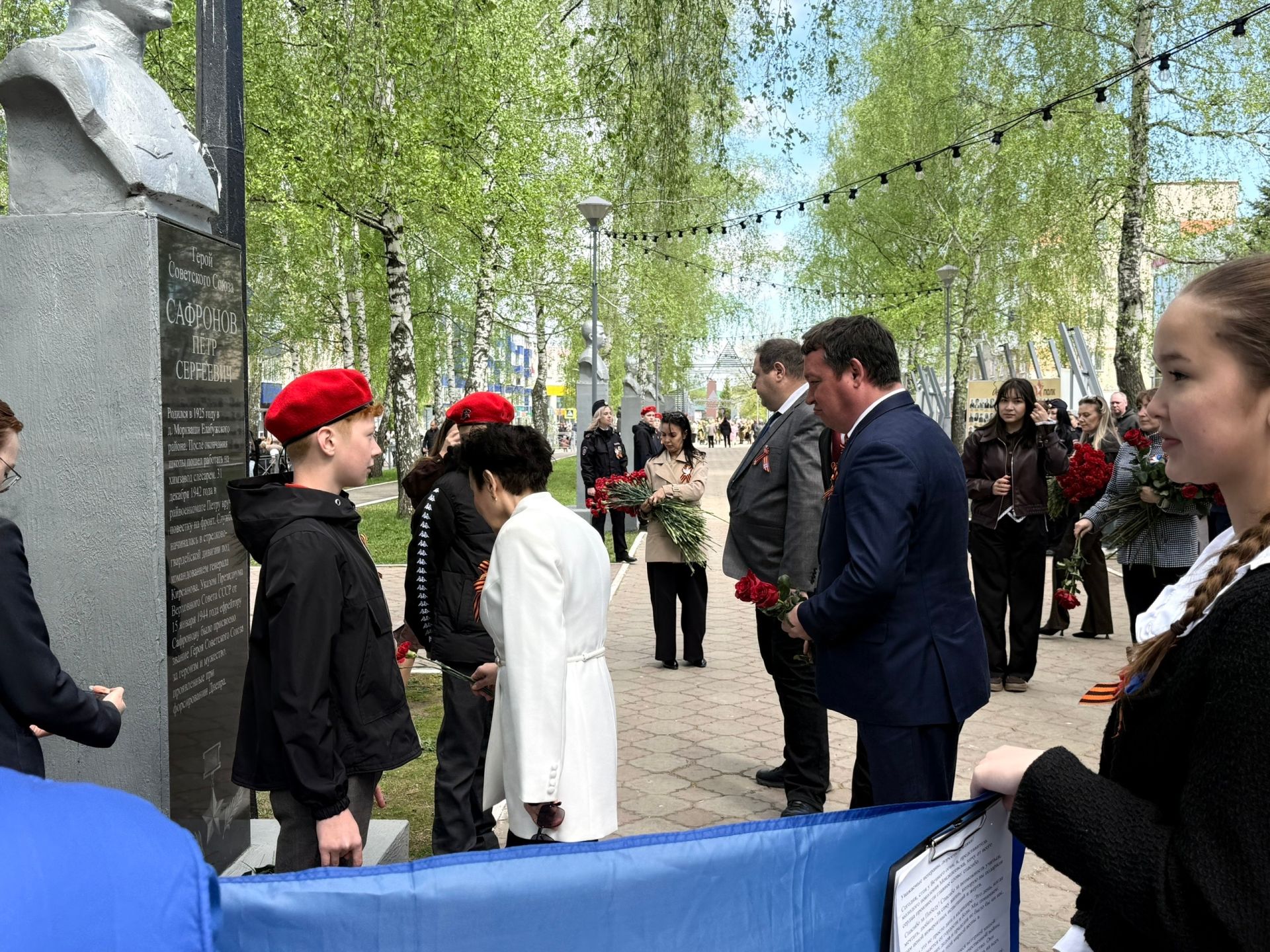 Праздничная колонна прошла по аллее Героев в Менделеевске в День Победы