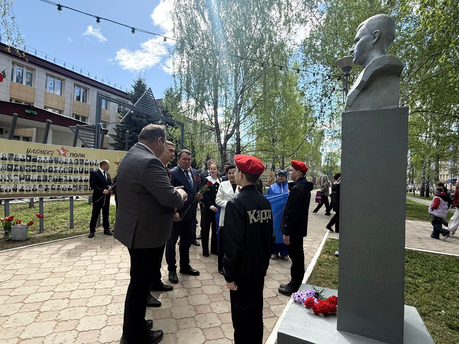 Праздничная колонна прошла по аллее Героев в Менделеевске в День Победы