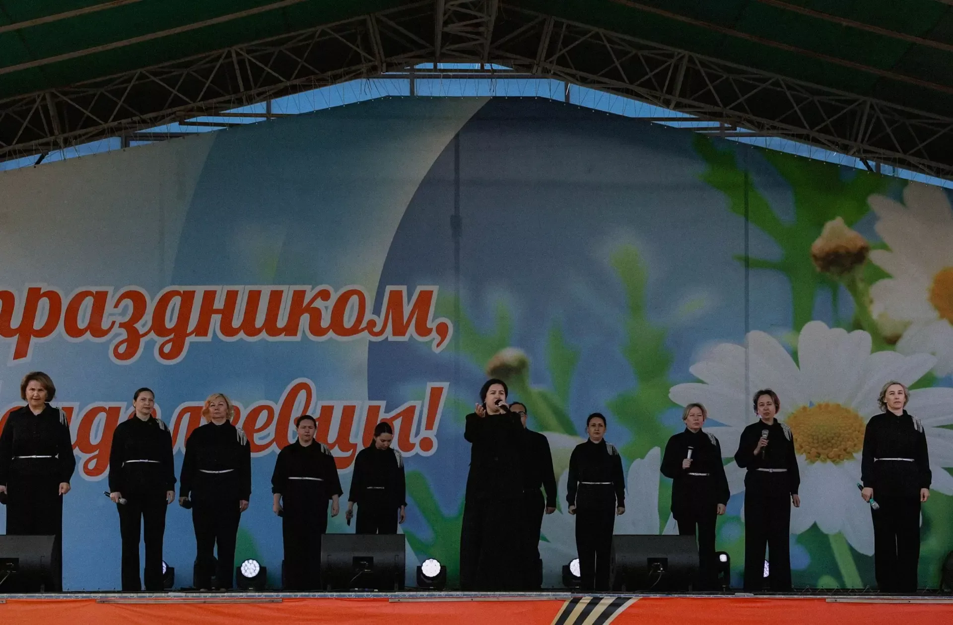 Трогательную вокально-хореографическую композицию представили на праздновании 81-й годовщины Победы в Менделеевске