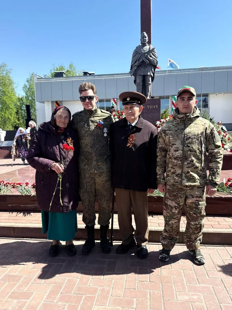 Колонна боевой техники и праздничный марш прошли в Менделеевске