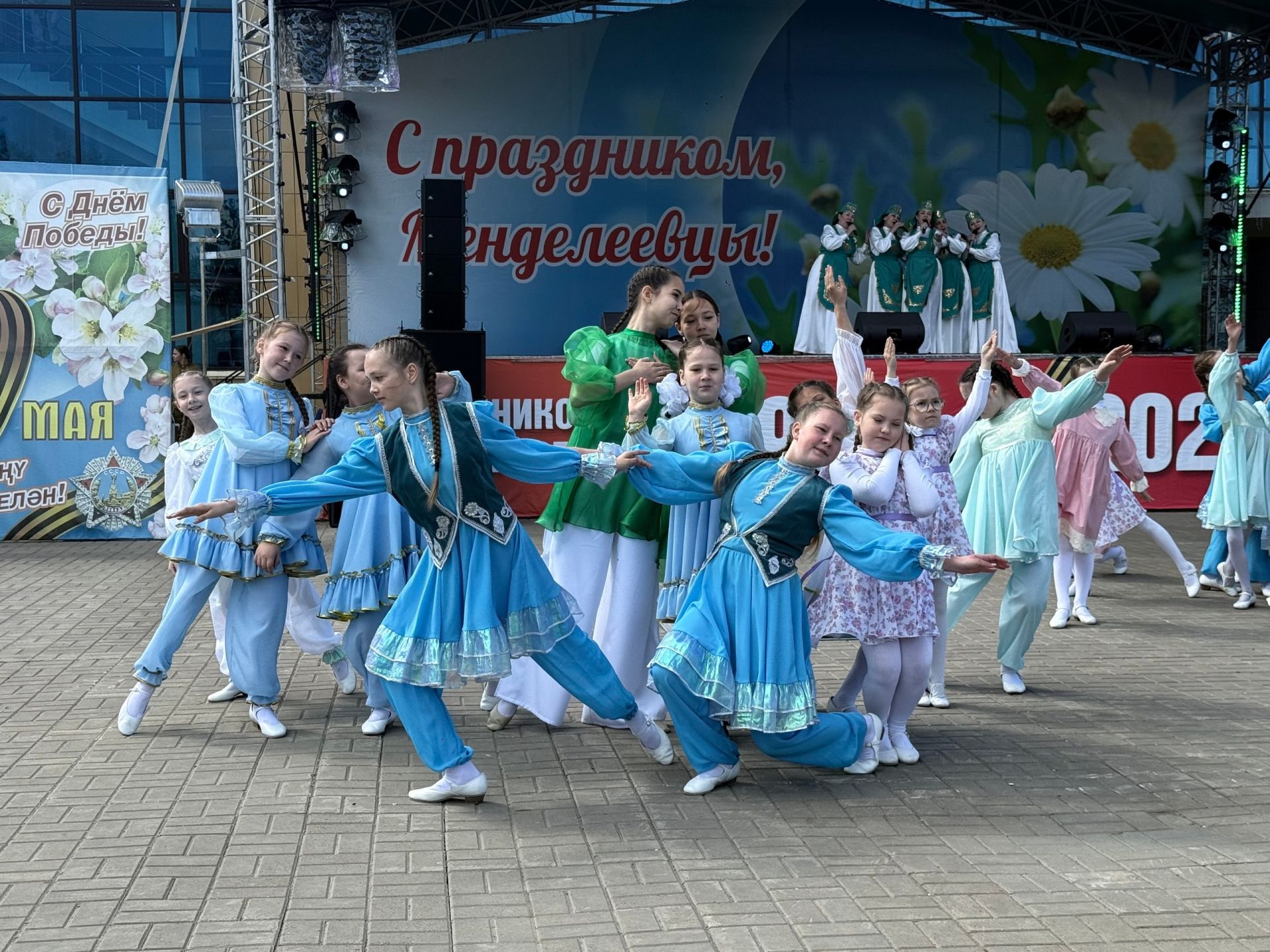Трогательную вокально-хореографическую композицию представили на праздновании 81-й годовщины Победы в Менделеевске