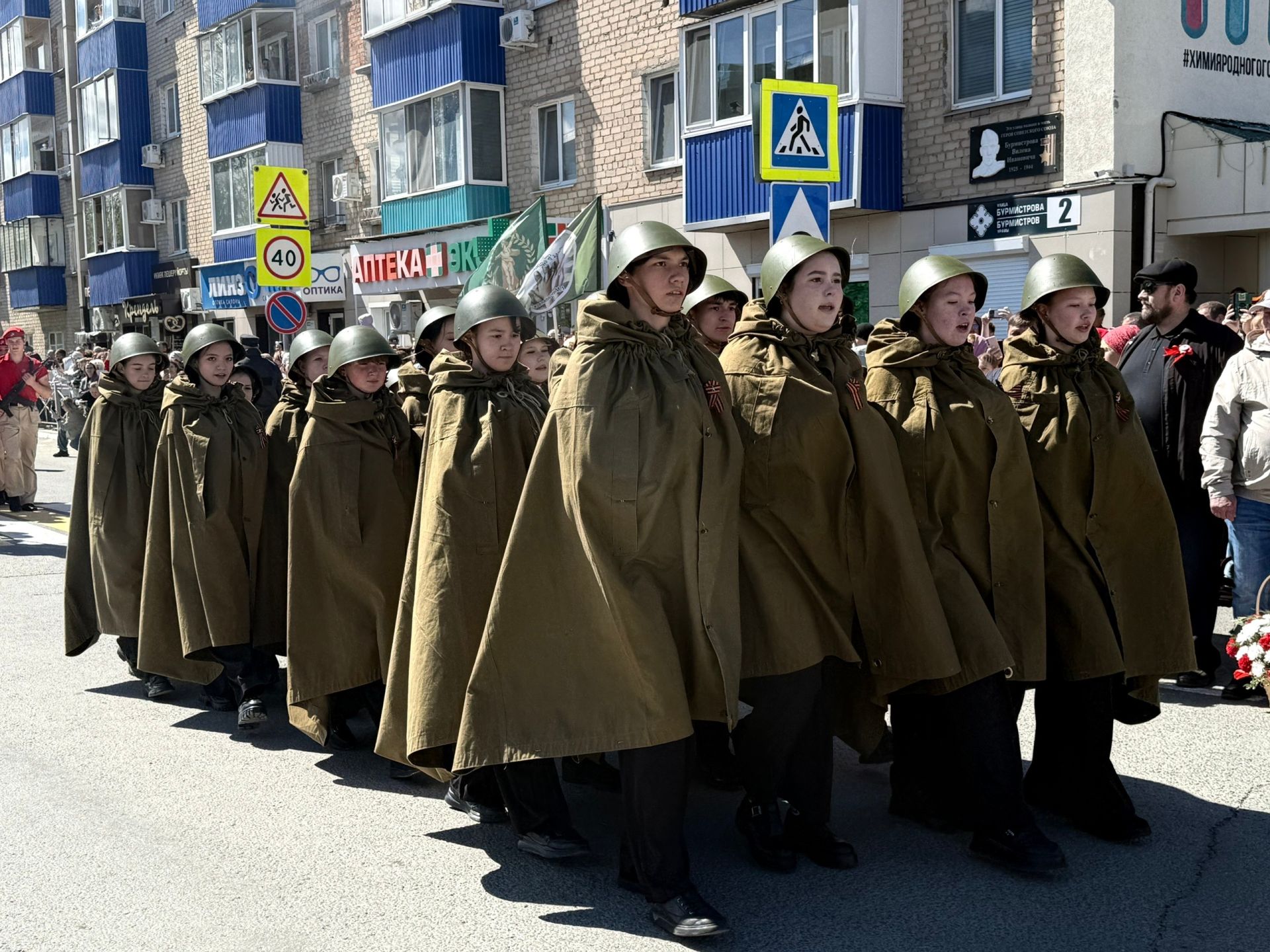 Колонна боевой техники и праздничный марш прошли в Менделеевске