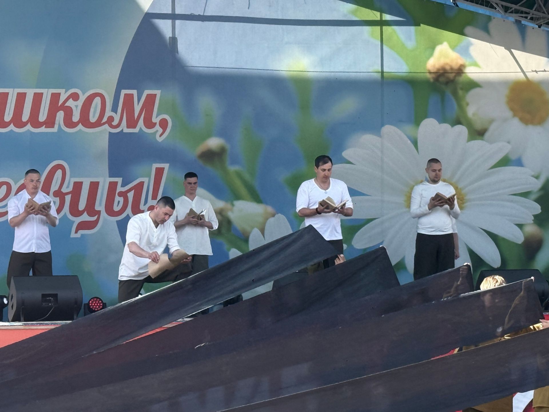 Трогательную вокально-хореографическую композицию представили на праздновании 81-й годовщины Победы в Менделеевске