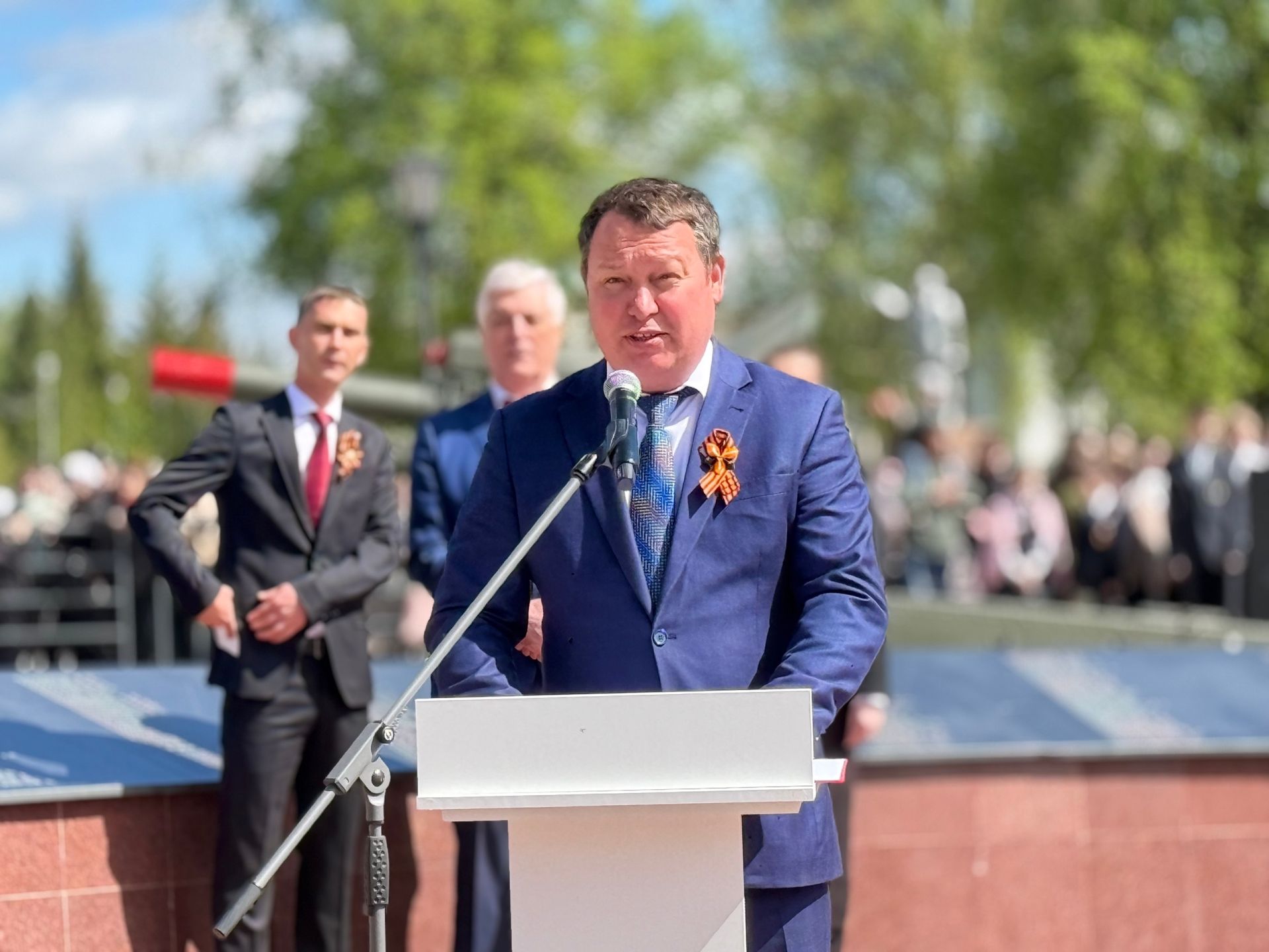 Колонна боевой техники и праздничный марш прошли в Менделеевске