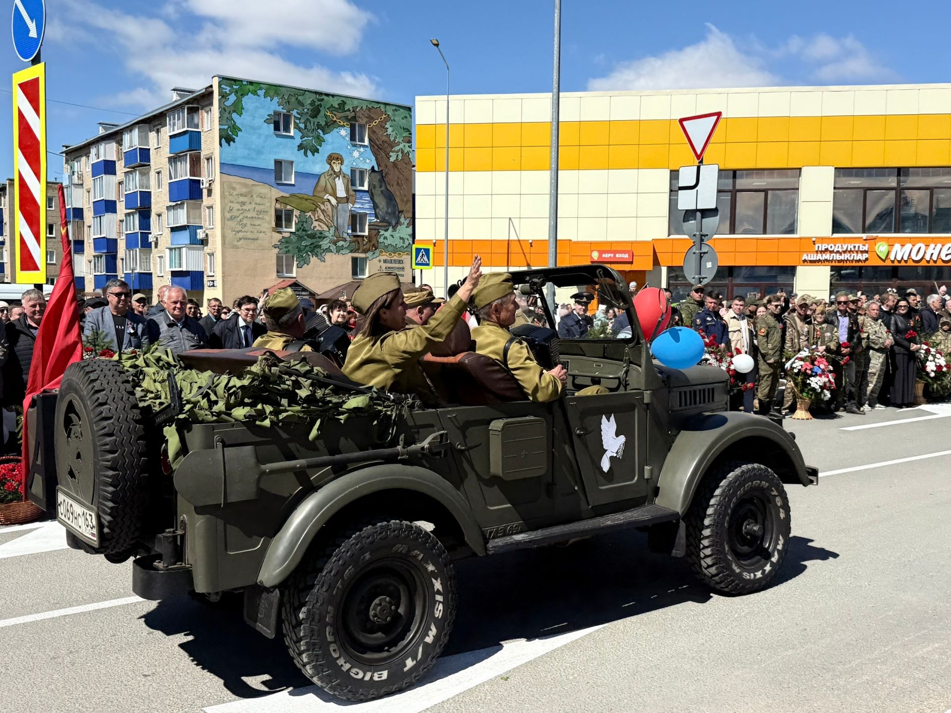 Колонна боевой техники и праздничный марш прошли в Менделеевске