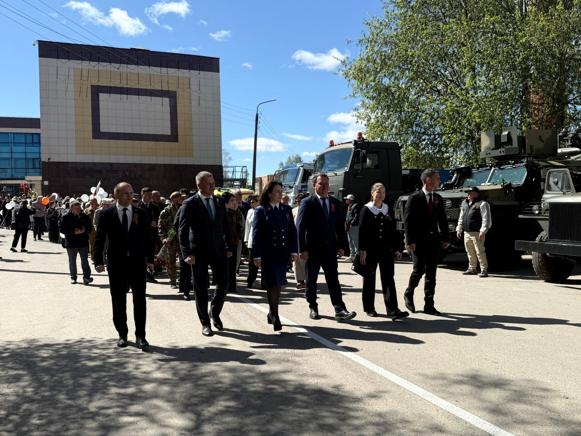 Праздничная колонна прошла по аллее Героев в Менделеевске в День Победы